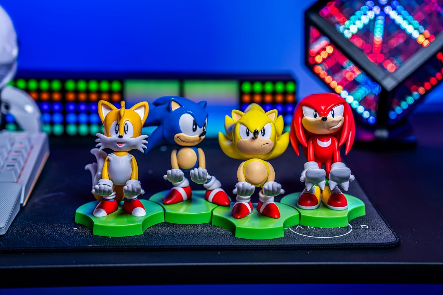 Mini Cable Guys - SEGA: Knuckles Collectible Figurine Accessories & Tech Holder/Stand (Iphone, Samsung, Air Pods, Earbuds) image number 3