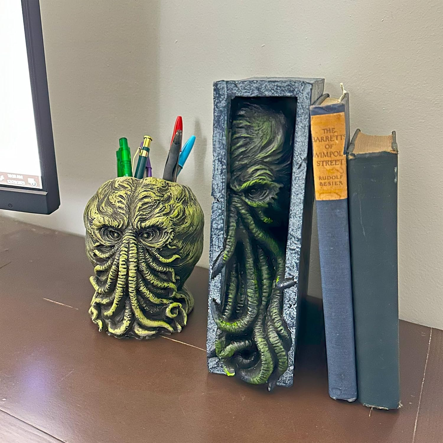 Toy Vault Cthulhu Bookshelf Insert, Resin Bookend Peeping Cthulhu Monster Statue image number 3