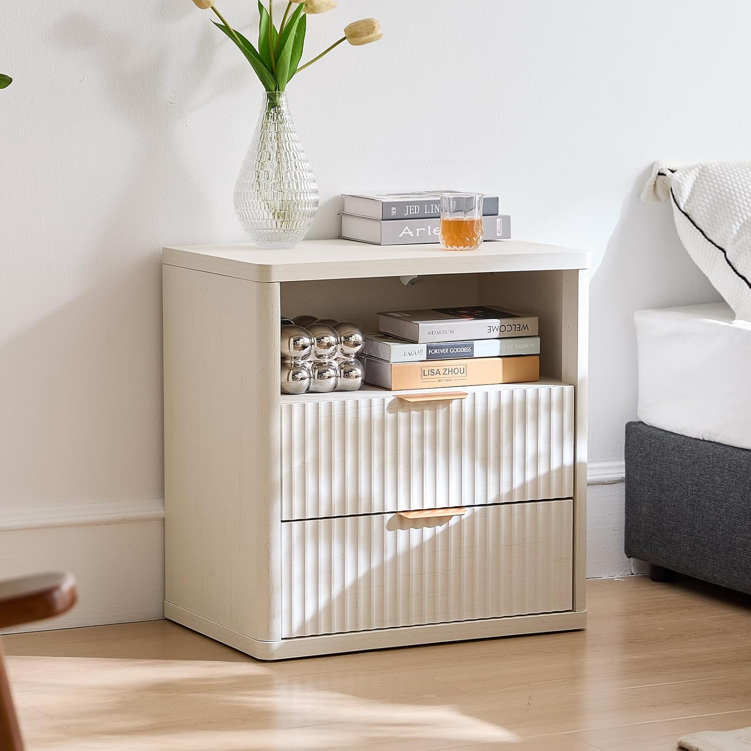 LELELINKY 58 X 39 Cm Fluted Bedside Table with 2 Drawers,Modern White Bed Side Tables Storage Chest of Drawers with Open Shelf,Wood Nightstand Cabinet with Metal Handles for Bedroom,Living Room image number 4
