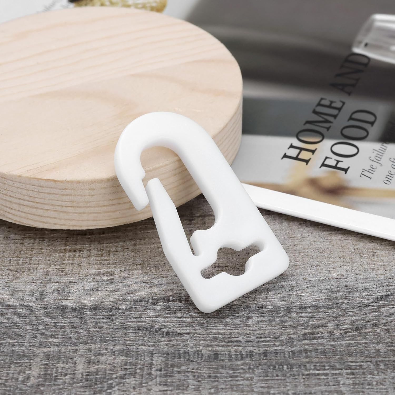 20Pcs White Plastic Carabiner Hook Flag Hooks Plastic Flag Pole Clip Snap Suitable for Flagpole Flags within 18Mm Width Accessories Tool