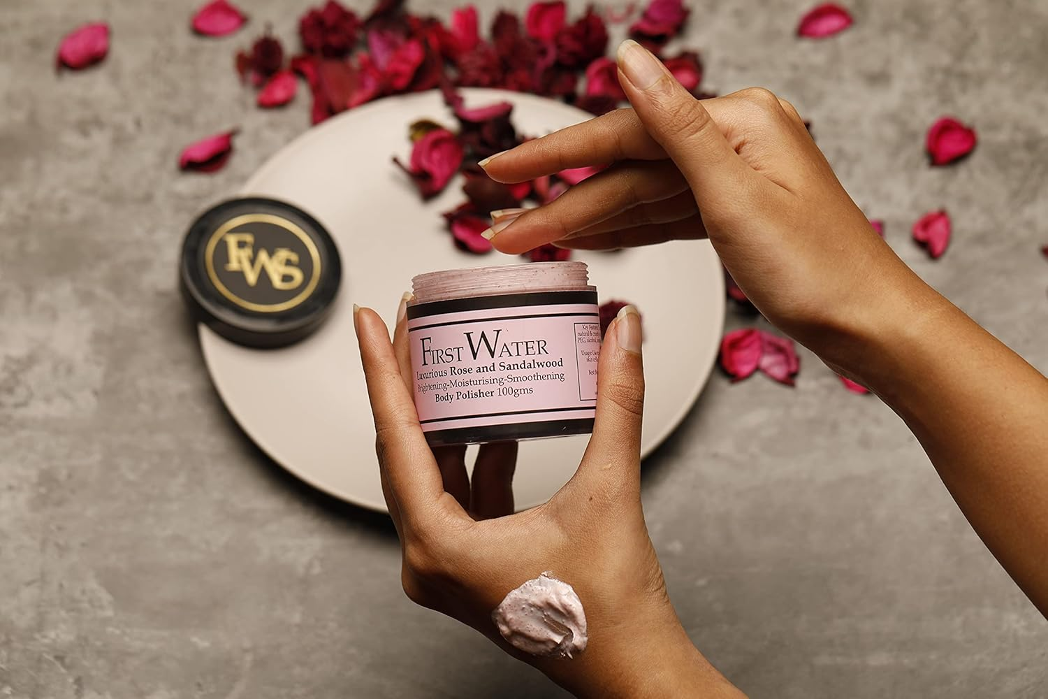 First Water Luxurious Rose and Sandalwood Body Polisher image number 5