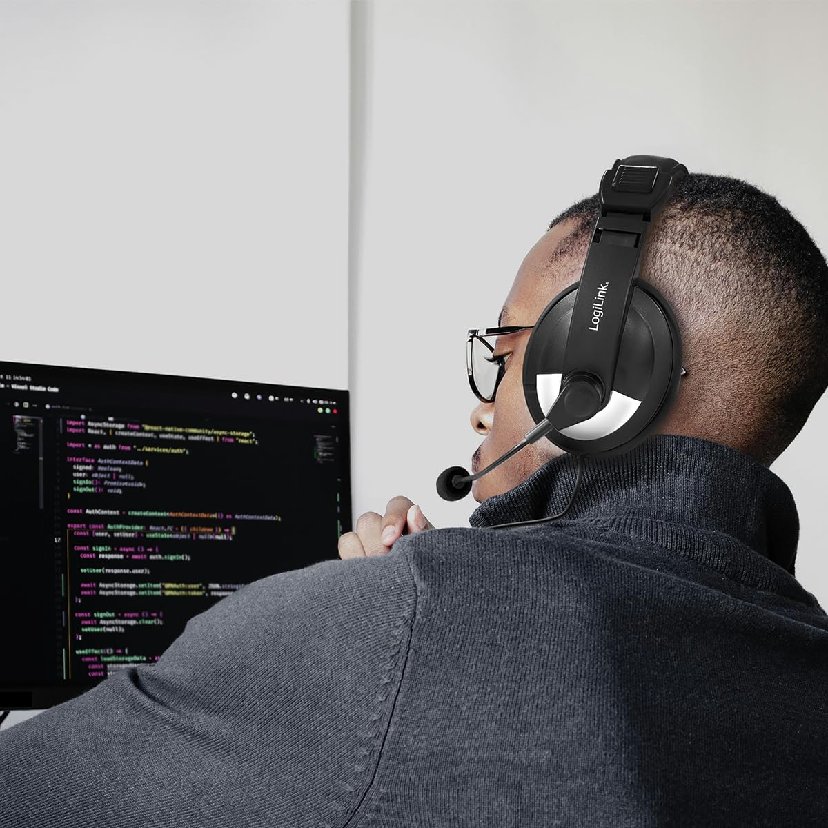 Logilink Stereo Headset with Well Padded Headphones & Integrated Remote Control & Boom Microphone image number 3