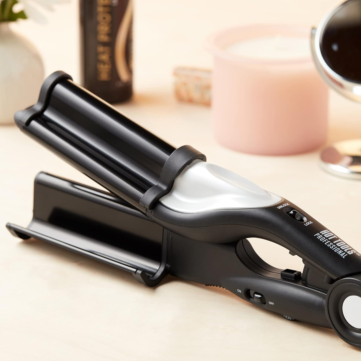 Hot Tools Pro Artist Nano Ceramic Deep Waver | Combat Frizz and Add Massive Shine for Beachy Waves image number 4