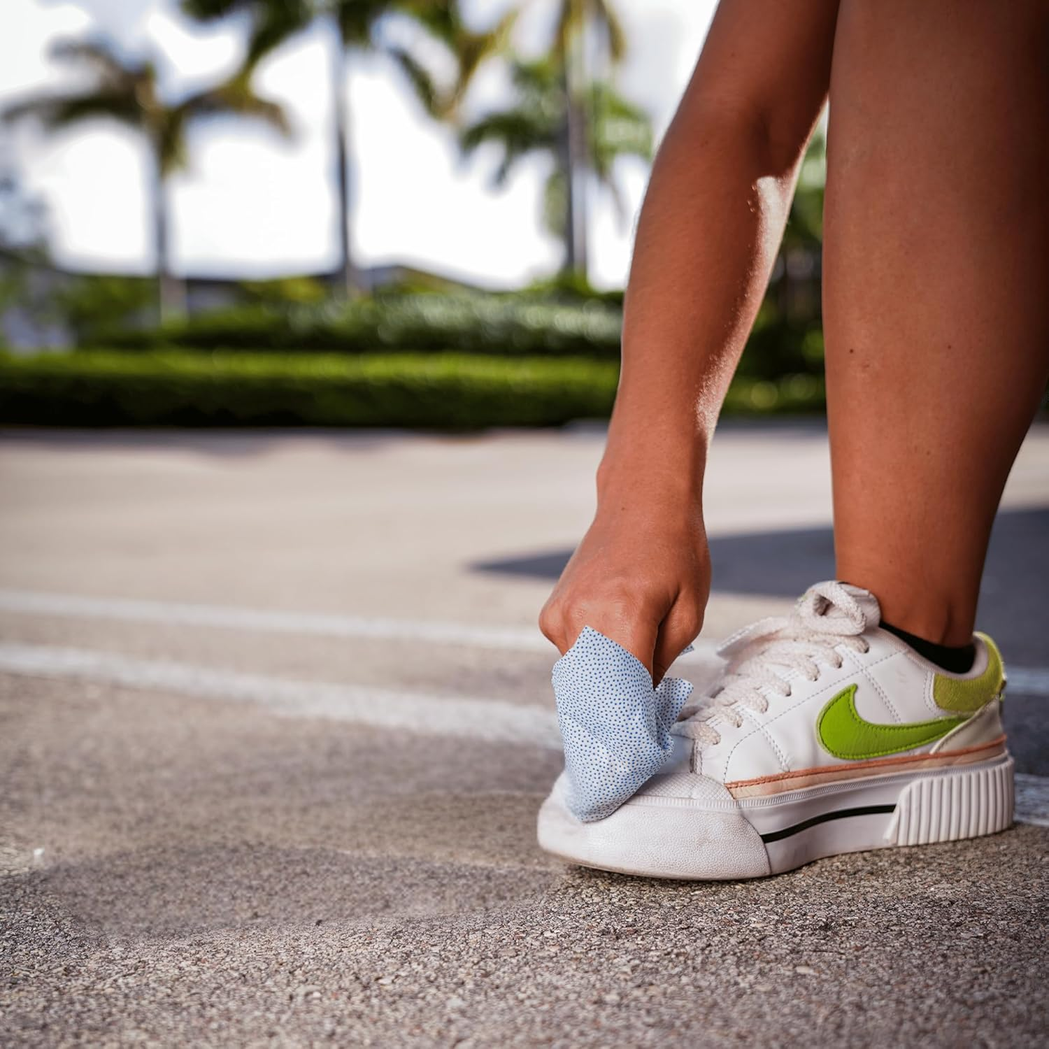 Shoe Cleaning Wipes &ndash; Box of 30 Individually Wrapped Wipes, Ideal for Leather, Plastic, Rubber, Soles & More, Removes Dirt & Stains, On-The-Go Cleaning image number 6