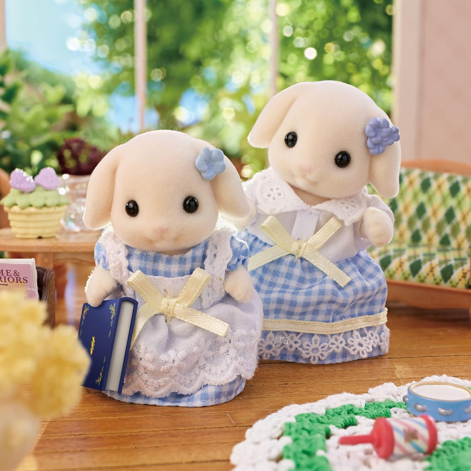 Sylvanian Families - 5735 Flora Rabbit Family - Dollhouse Playsets, ['Blue', 'Checkered'] image number 2