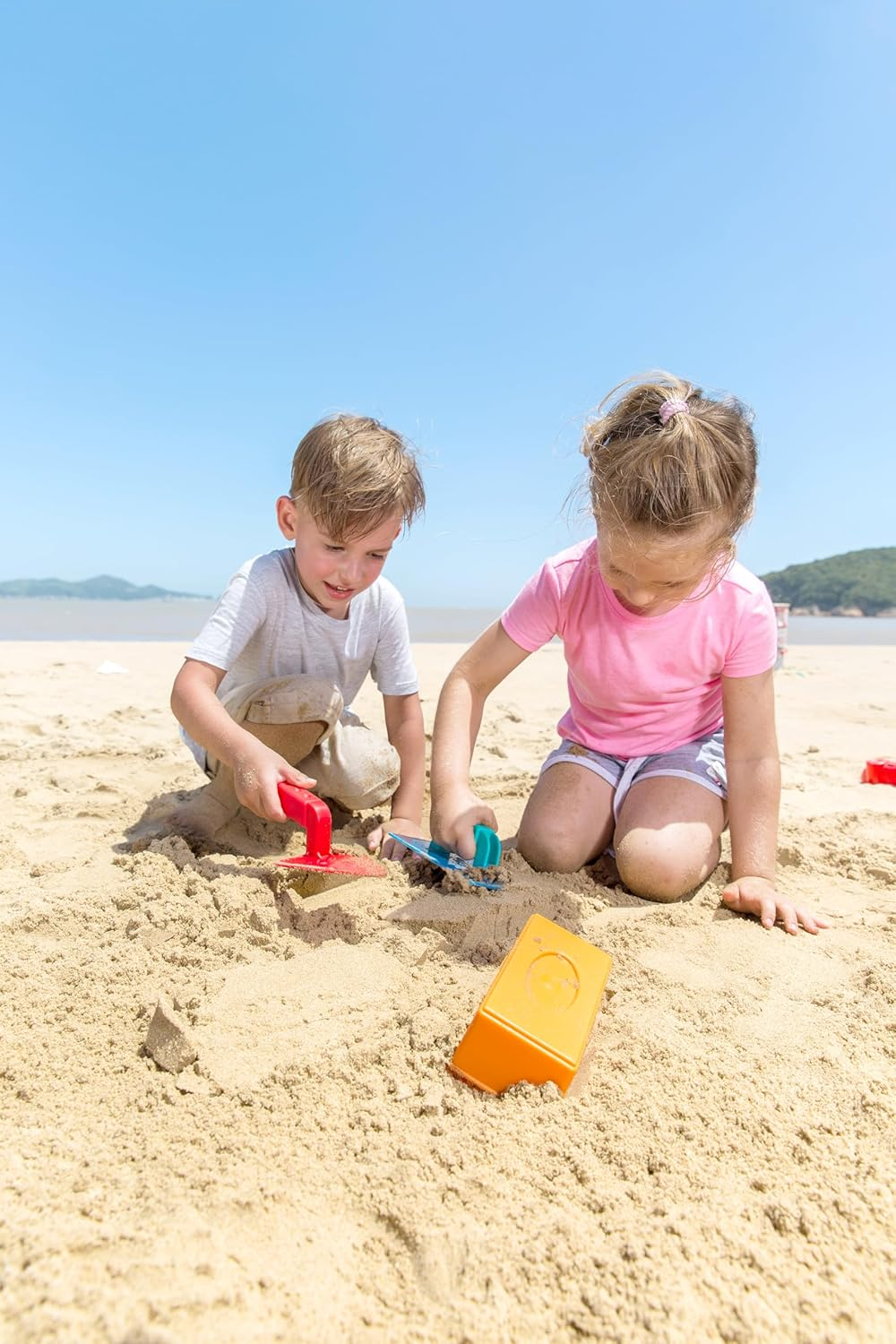 Hape Master Builder Sand Castle Kit - Beach Toys Set with Brick Molds and Tools - Kids Outdoor Sand Box Play Set with Construction Tools image number 4