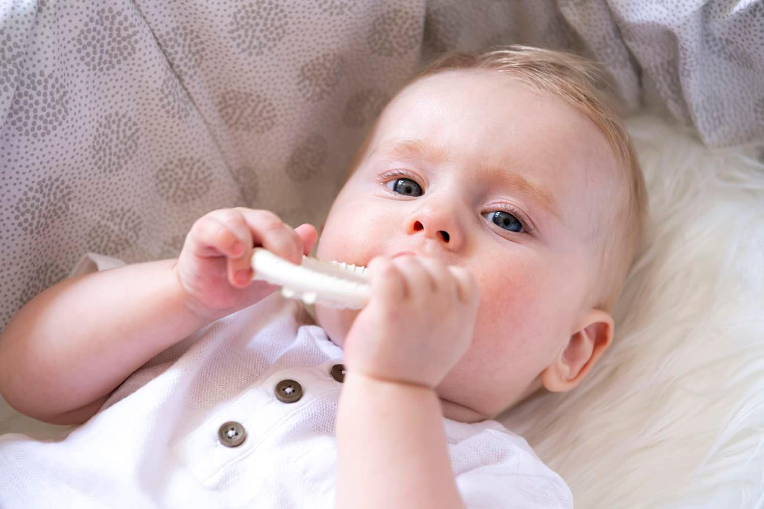 Sophie La Girafe - So'Pure Teething Rings Circle - 100% Natural Rubber - Rounded Pimples & Ridges - Pain Relief - Lightweight & Ergonomic - Age: 3 M + image number 3