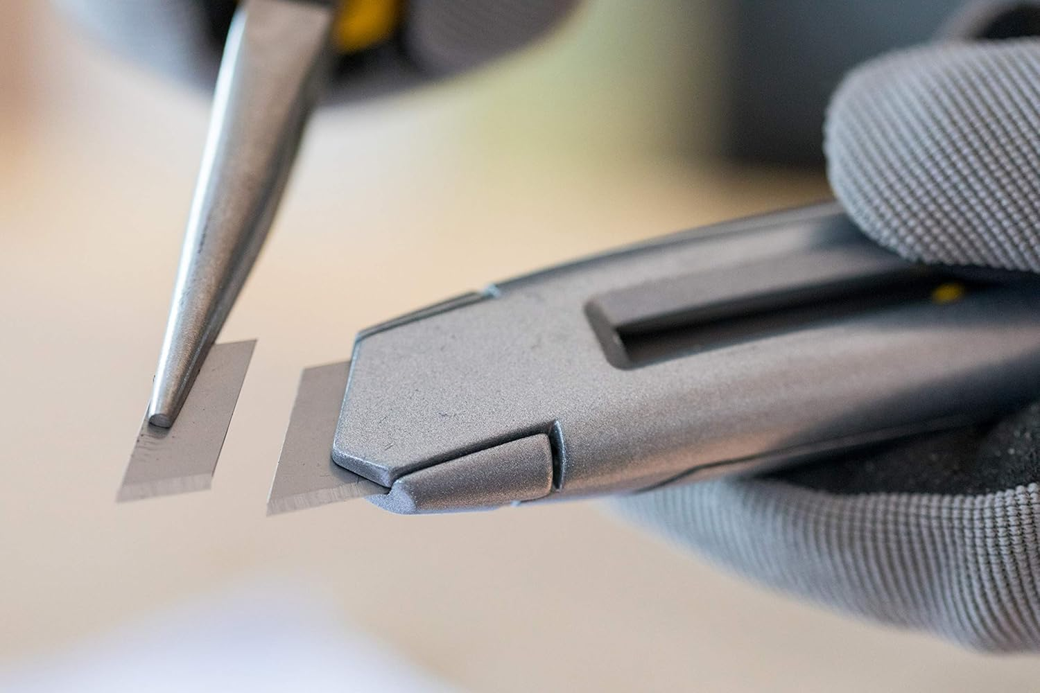 Stanley Interlock Cutter Knife 1-10-018 (18 Mm Blade Width, 165 Mm Blade Length, Metal Body with Patented Interlock Connection, Easy, Tool-Free Blade Change) image number 5