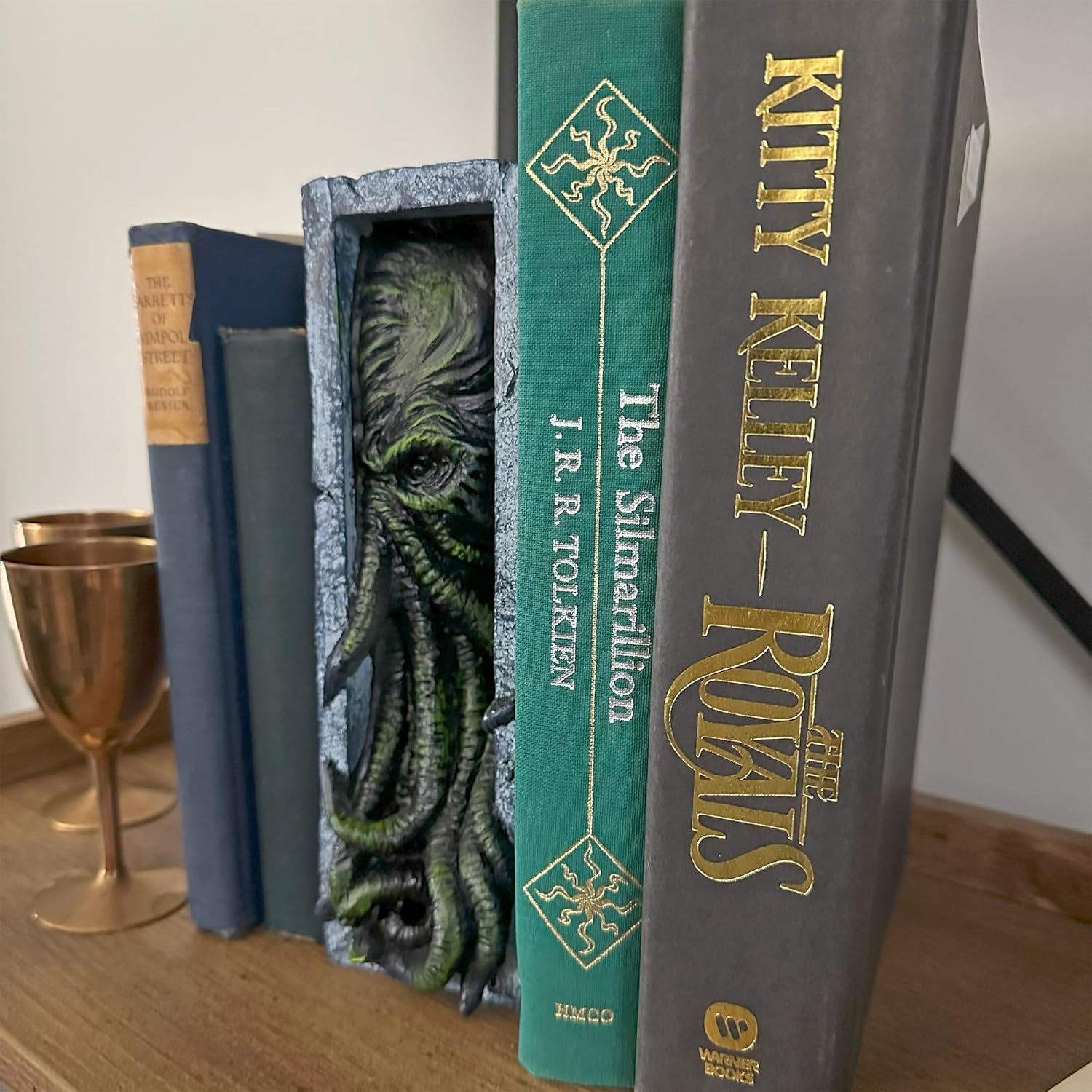Toy Vault Cthulhu Bookshelf Insert, Resin Bookend Peeping Cthulhu Monster Statue image number 1
