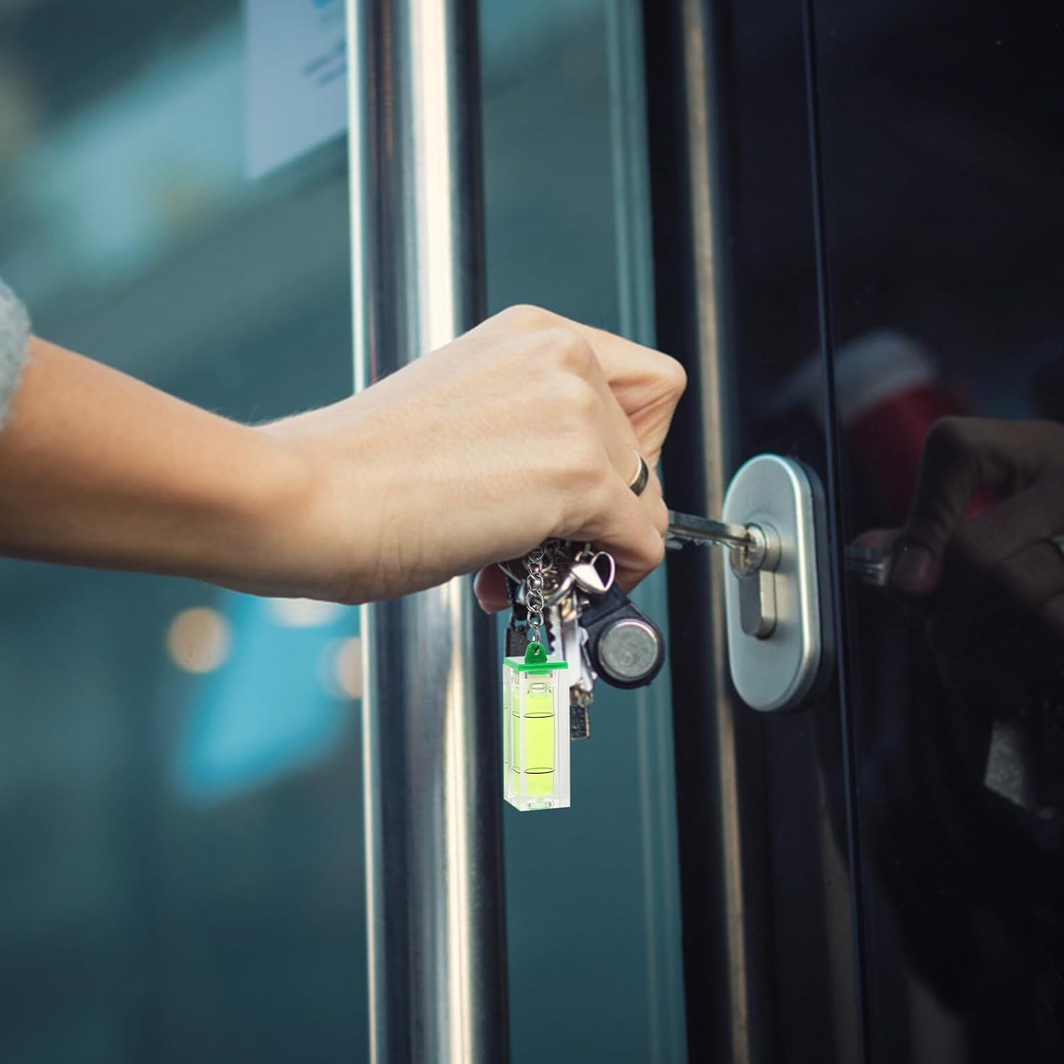 FUTUREORYY Mini Bubble Spirit Level Keychain with Wallet Chain for Men, Portable Pocket Level Tool for Car Keys and Camping, Small Key Accessories for Everyday Use Random Color image number 3