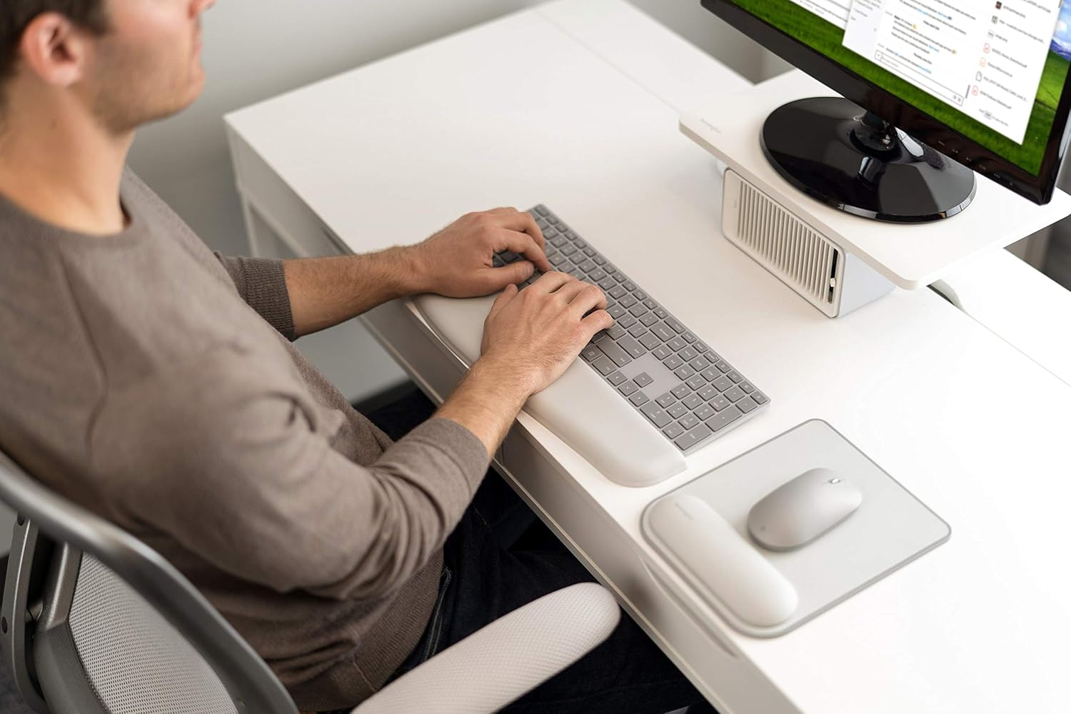 Kensington Mousepad with Ergosoft Wrist Rest Support for Home Office, Grey - Mouse Mat Gel-Cushioned Non-Slip Padding, Aids Wrist Alignment, Certified for Safety and Compliance,Black,Medium