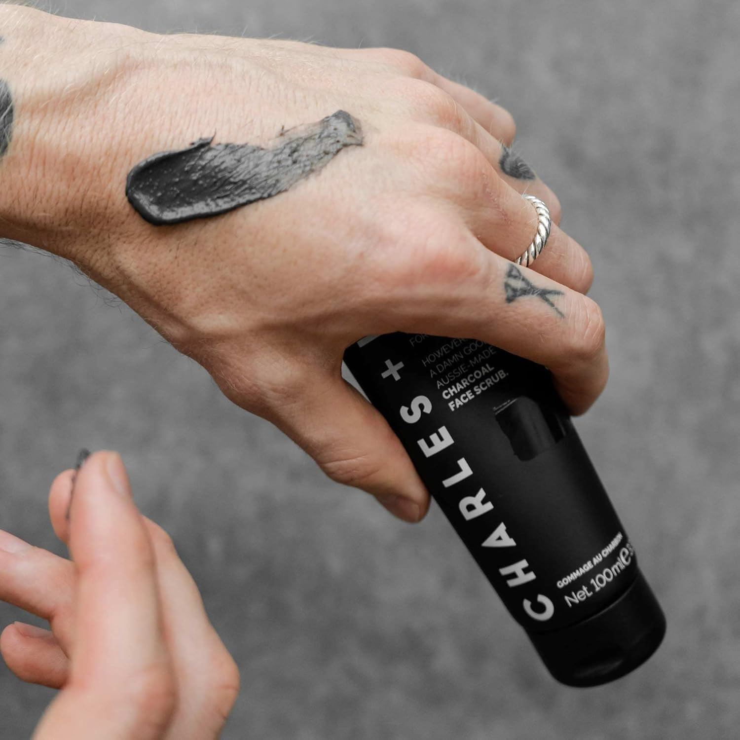 CHARLES + LEE Charcoal Face Scrub 100 Ml image number 2