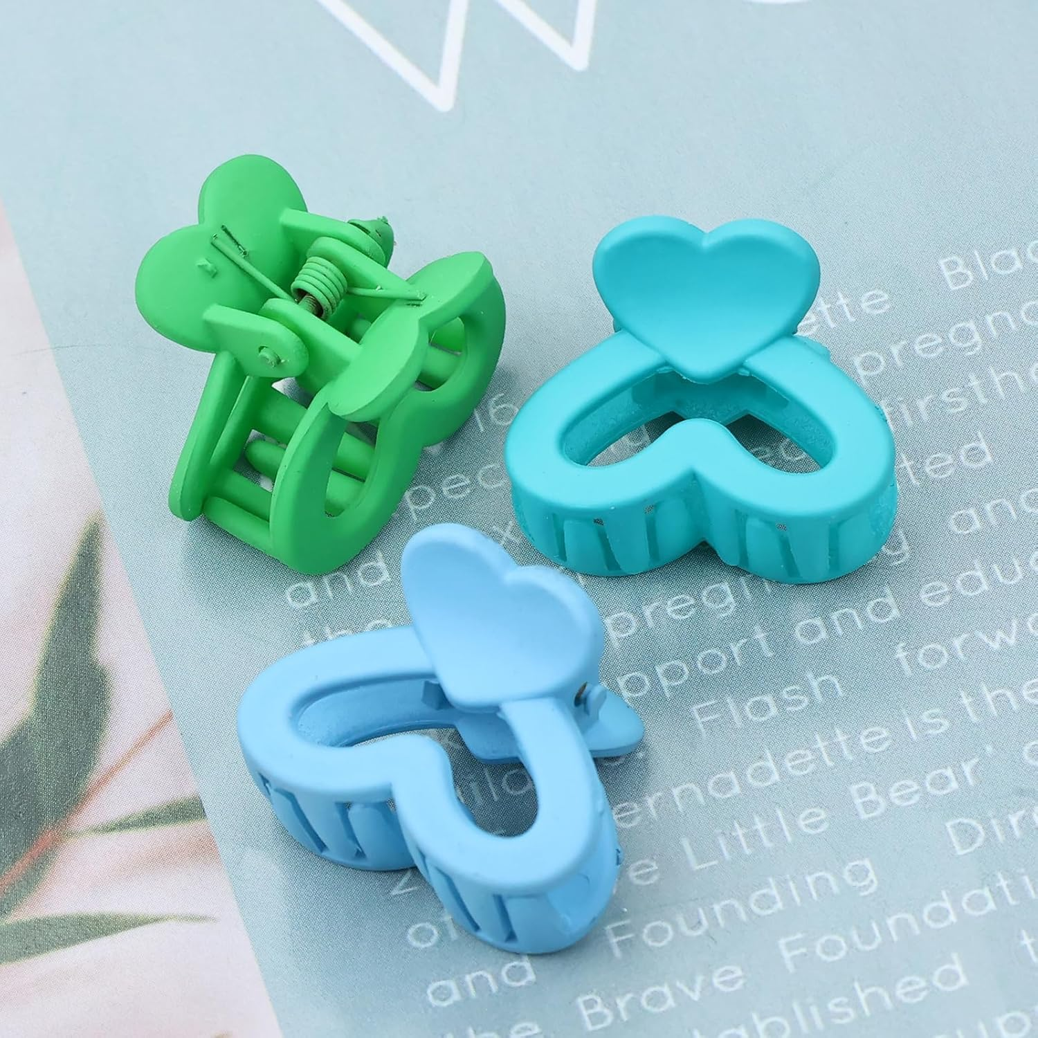 NTY Collections 3 Pieces Neutral Color 2.5Cm/0.1" Small Non-Slip Heart Plastic Hair Claws Clips Mini Hair Clamps Barrettes Hair Accessories for Women Girls Teens Kids Toddlers (Colour May Vary)