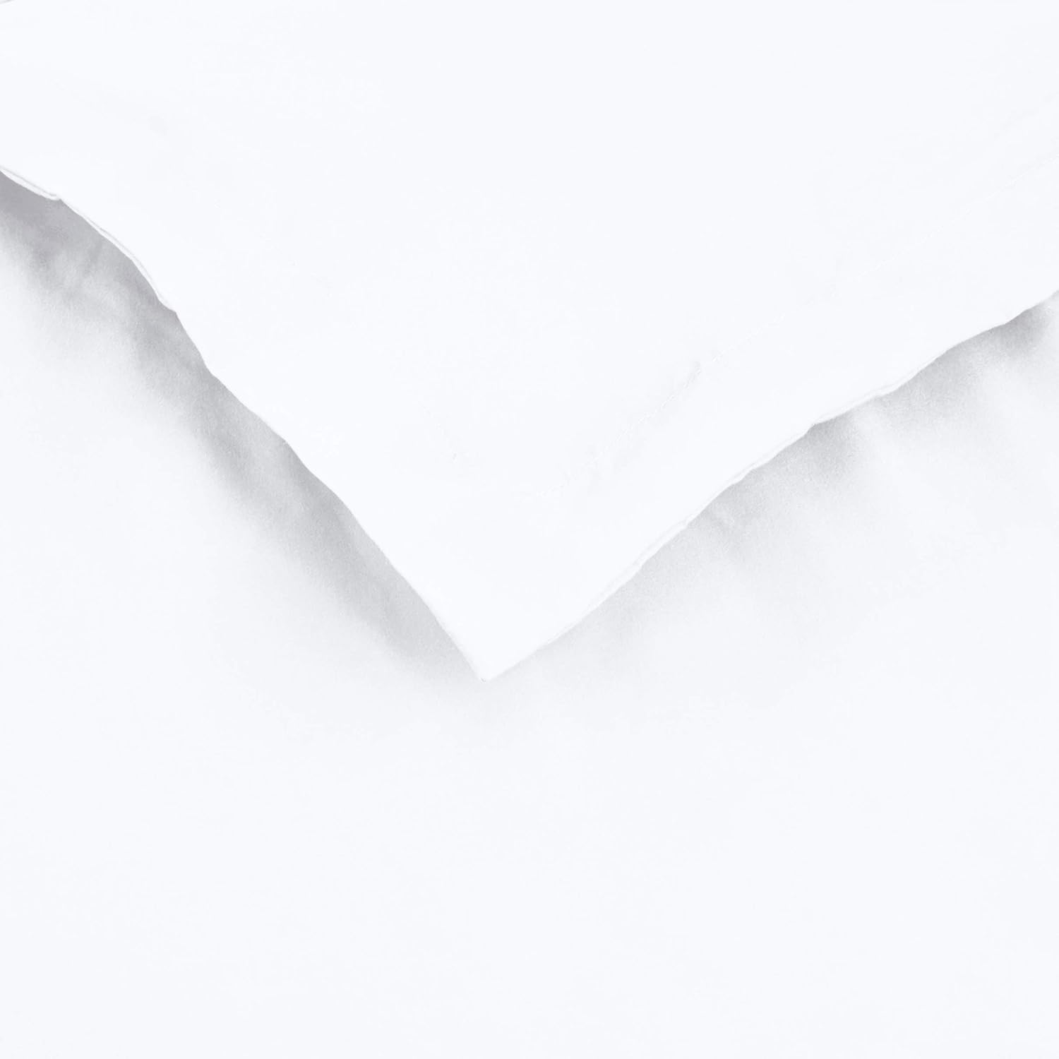 Amazon Basics Lightweight Microfiber 3 Piece Duvet Cover Set with Zipper Closure, Full/Queen, Bright White, Solid image number 4