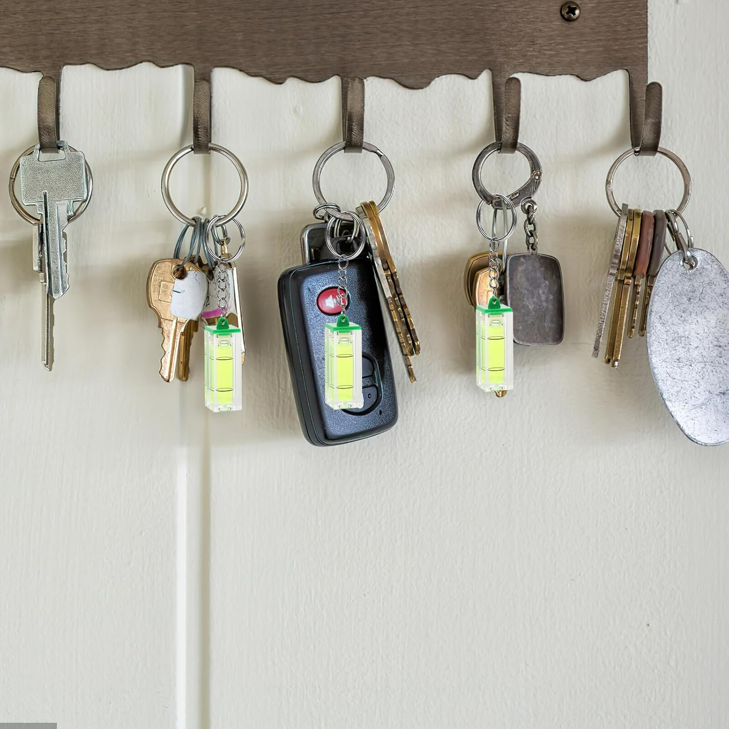 Veemoon Portable Small Bubble Level Keychain for Men Lightweight Spirit Level Pendant with Chain Accurate Measuring Tool Stylish Wallet Chain Accessory for Car Keys and Bags Random Color image number 2