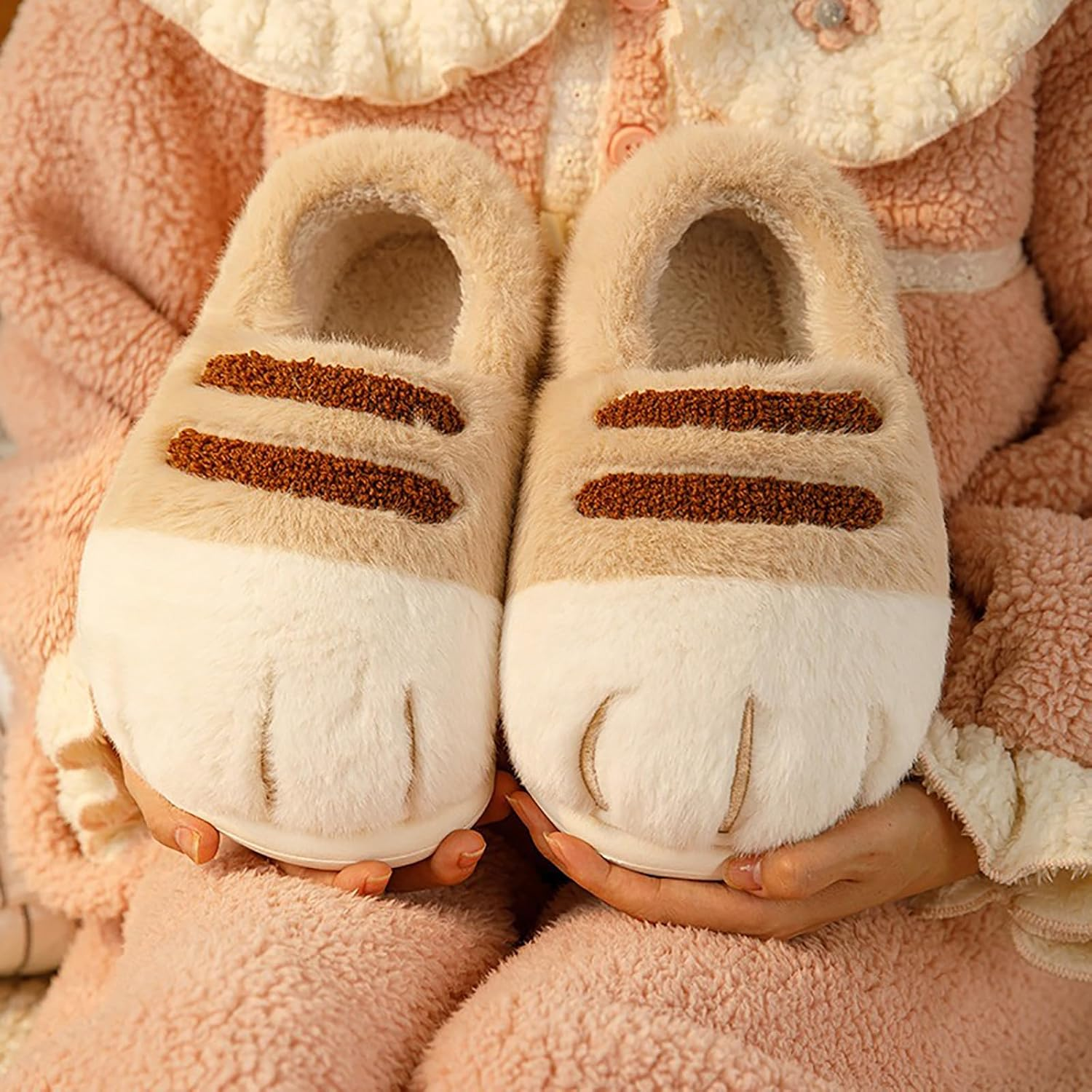 Plush Cat Paw Slippers，Non-Slip Soles, Cozy and Cute Slippers