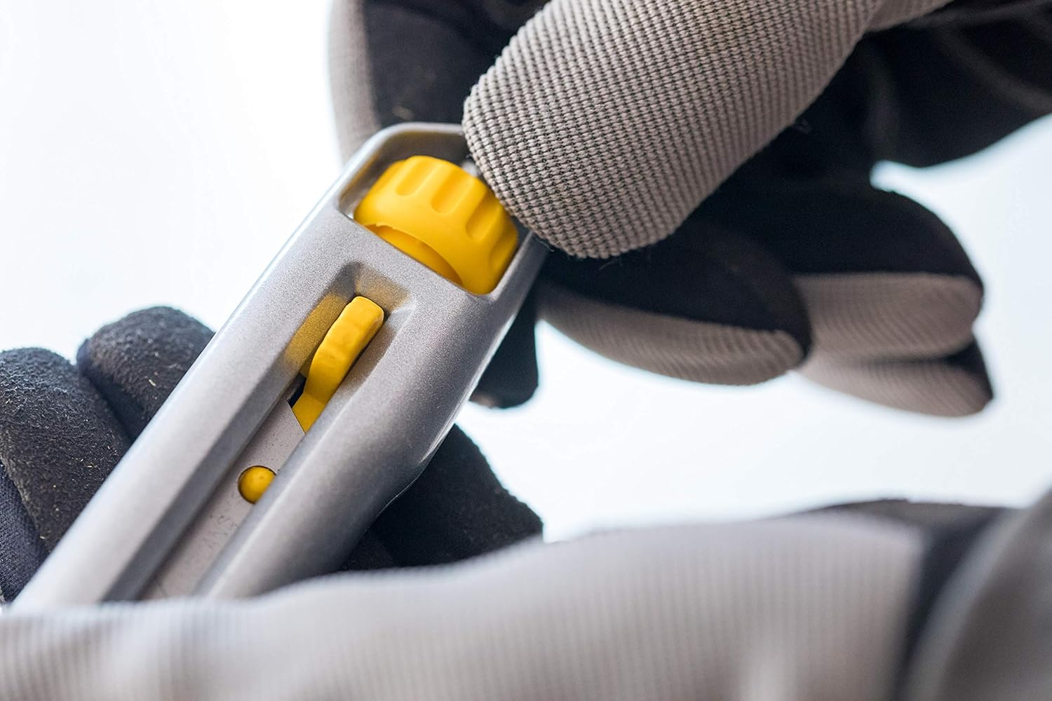 Stanley Interlock Cutter Knife 1-10-018 (18 Mm Blade Width, 165 Mm Blade Length, Metal Body with Patented Interlock Connection, Easy, Tool-Free Blade Change) image number 6