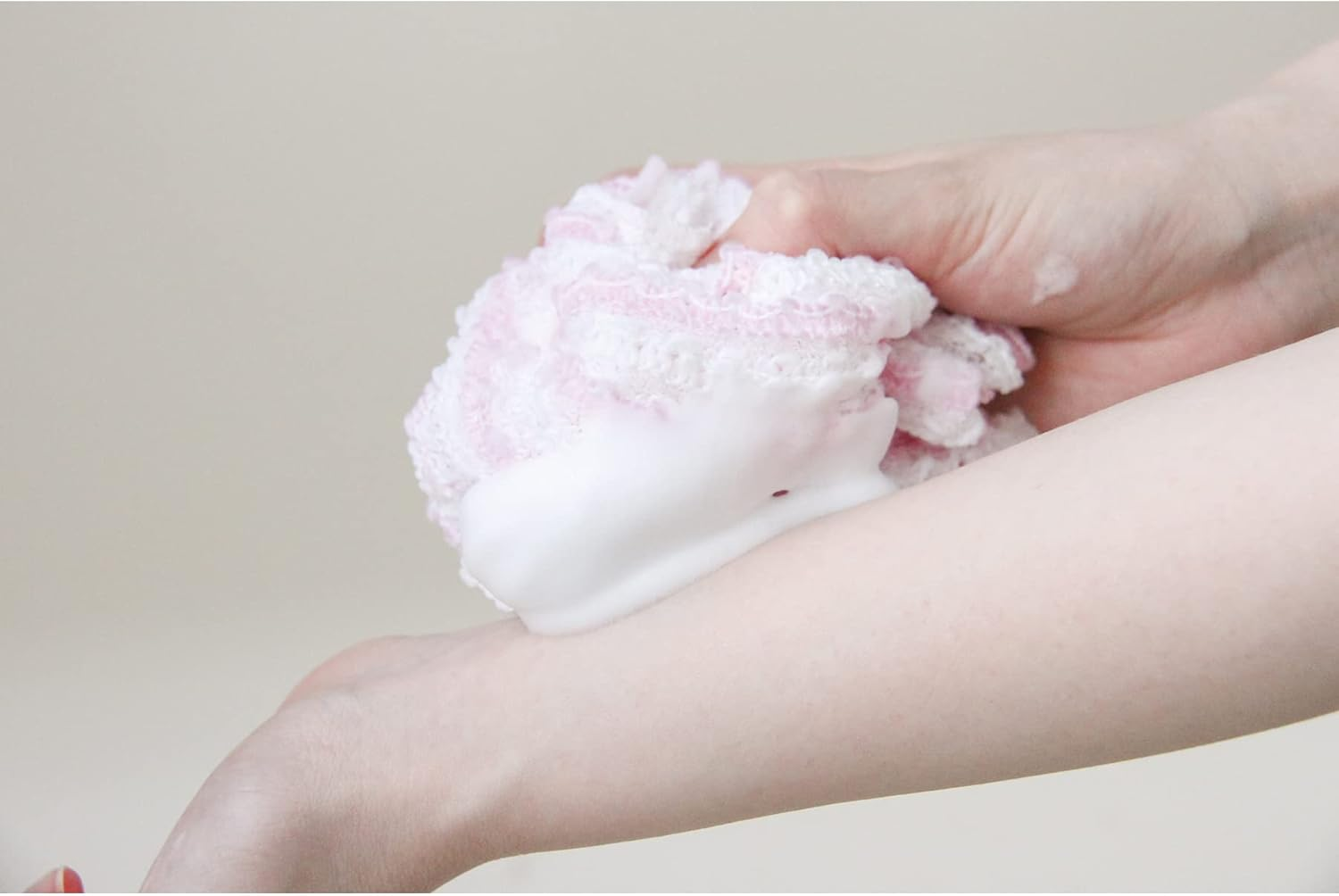 Perfect for Foaming Body Soap, Gently Washable, Stretchable Foam Soap Towel, Made in Japan, Pink, Size 8.3 X 39.4 Inches (21 X 100 Cm) image number 4