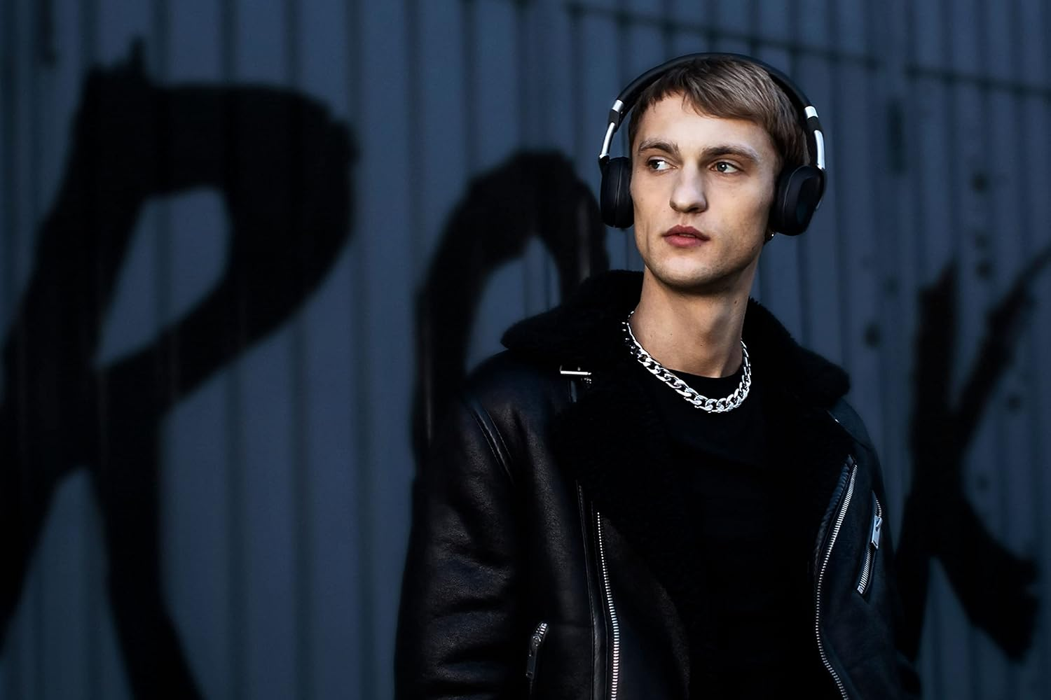 V-MODA S-80 Wireless Headphones and Speaker System. Sleek and Stylish Design. Personalize Your S-80 with Interchangeable Magnetic Covers (Black) image number 5