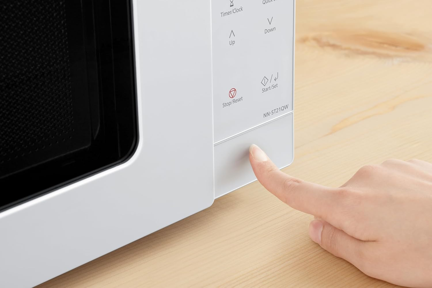 Panasonic 20L 800W Compact Microwave Oven with Auto Menus, White (NN-ST21QWQPQ) image number 4