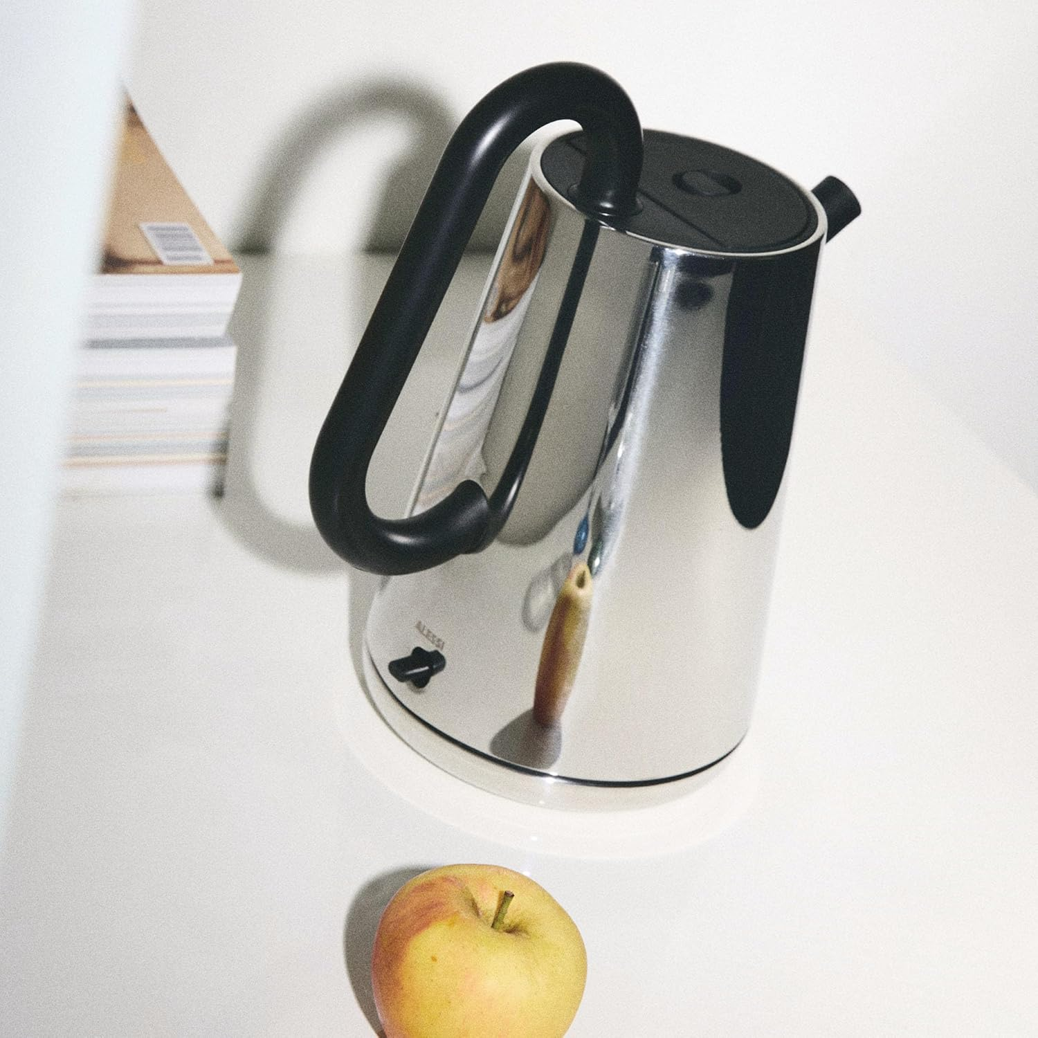 Alessi Toru NE01 B Designer Kettle, Made of 18/10 Stainless Steel and Thermoplastic Resin, European Socket, 2400 W, 170 Cl, Black image number 6
