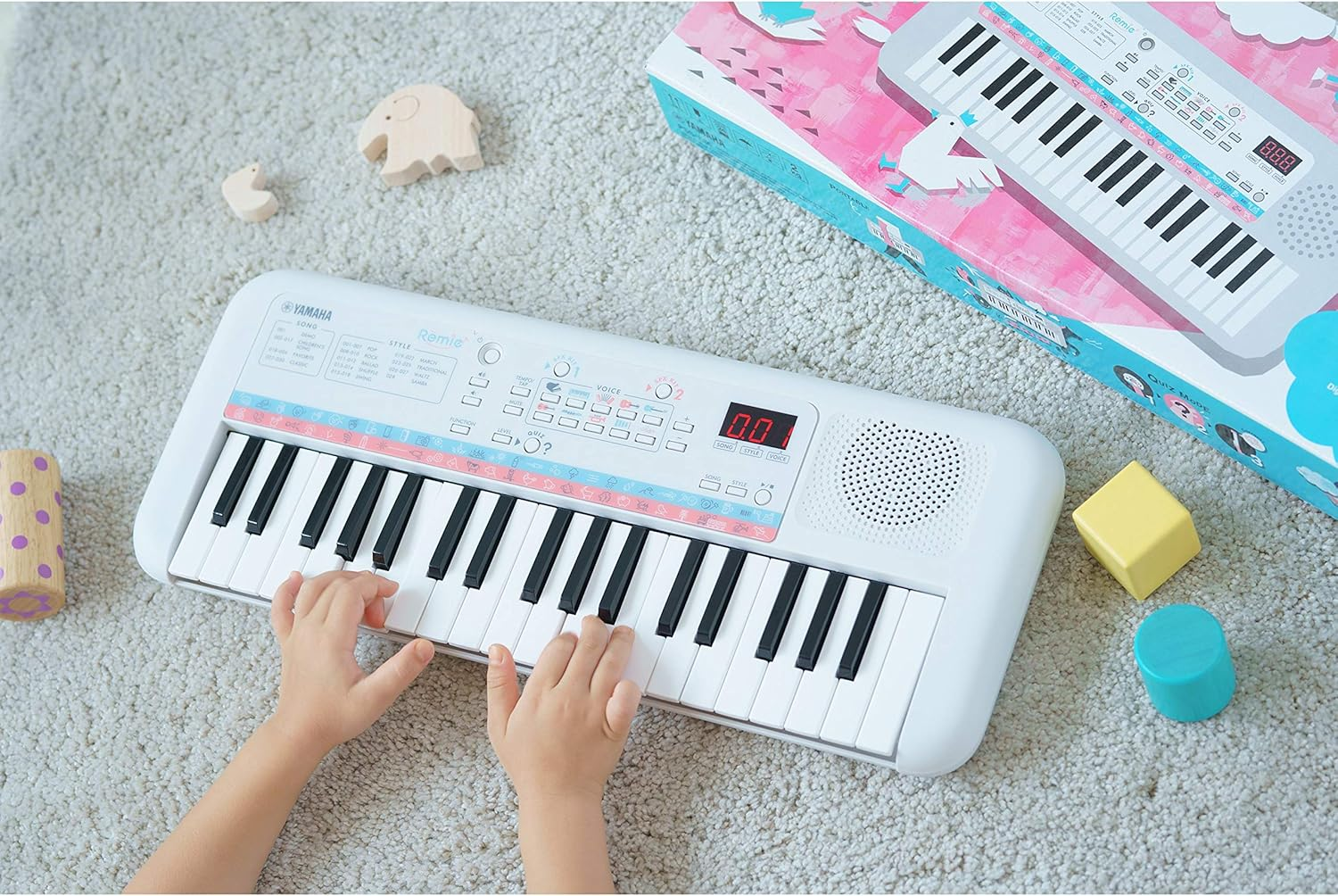 Yamaha Remie PSS-E30 - Portable and Lightweight Keyboard for Young Children, 47 Built-In Voices, 74 Sound Effects and a Quiz Mode, Fun Learning Instrument, in White - Black image number 5
