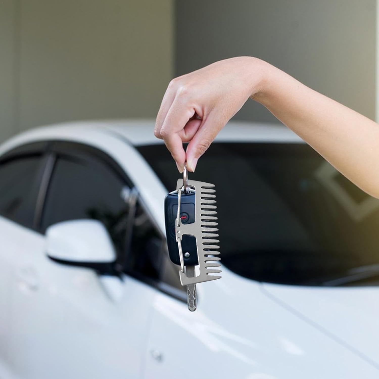 Outdoor Carabiner Comb - Portable Pocket Hair Comb, Men'S Travel Hair Comb, Lightweight Pocket Titanium Keychain Hair Comb, Antistatic Design, Camping Hair Comb Tool for Mountaineering, Camping image number 4