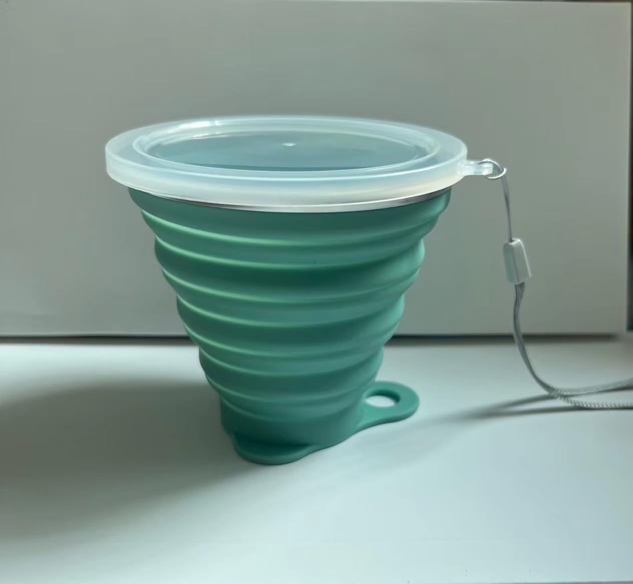 1PCS Collapsible Silicone Cup with Lid, Expandable Drinking Cup Set, Reusable Mug for Camping, Hiking, Travel (Red)