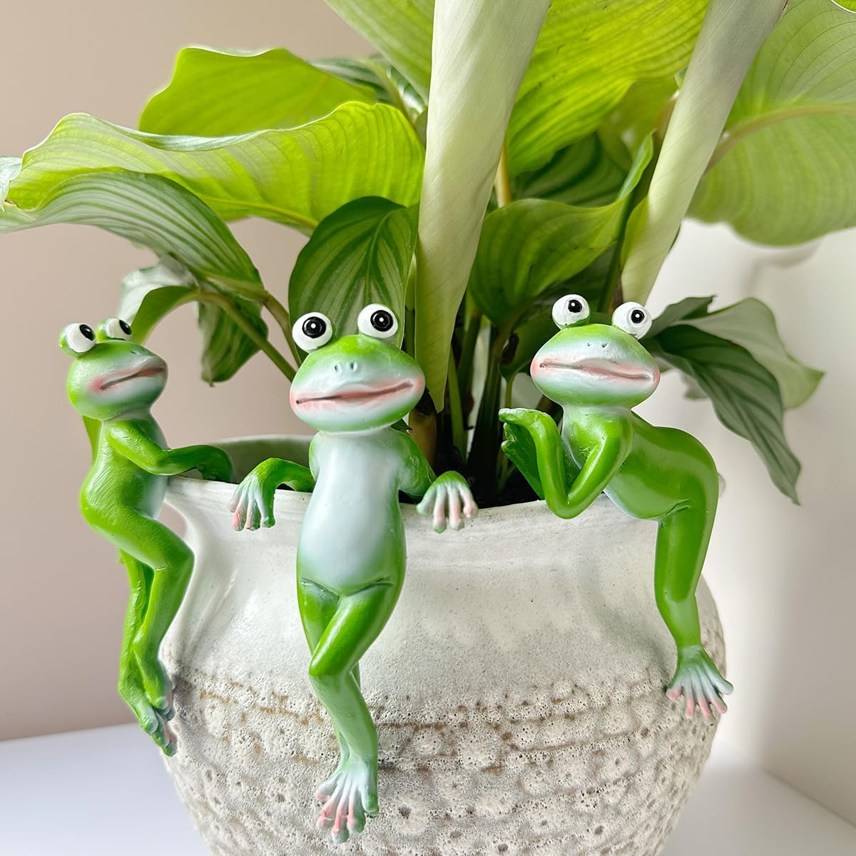 JARPSIRY Cute Climbing Frog Figurines Flower Pot Hugger Resin Hanging Frog Sculpture Outdoor Statue Plant Pot Decorations for Home Garden Fence Balcony Patio Lawn Yard Ornaments (Back) image number 6