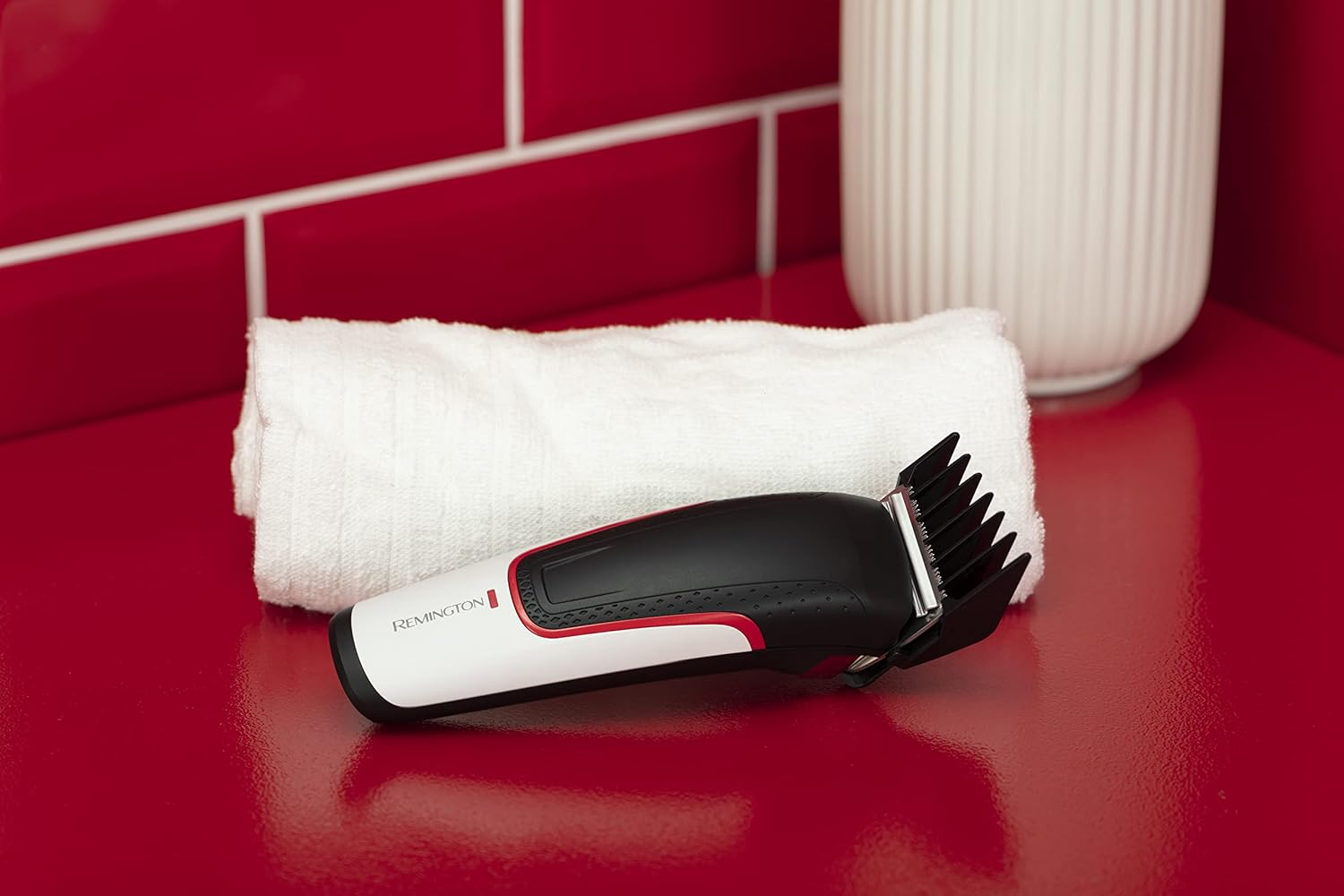 Remington HC500 Hair Trimmer (Self-Sharpening Stainless Steel Blades, 10 Angled Fade Combs, 9 Attachment Combs, 2 Combs for Hair behind the Ears, Mains/Battery Operation) Hair Trimmer Easy Fade image number 6