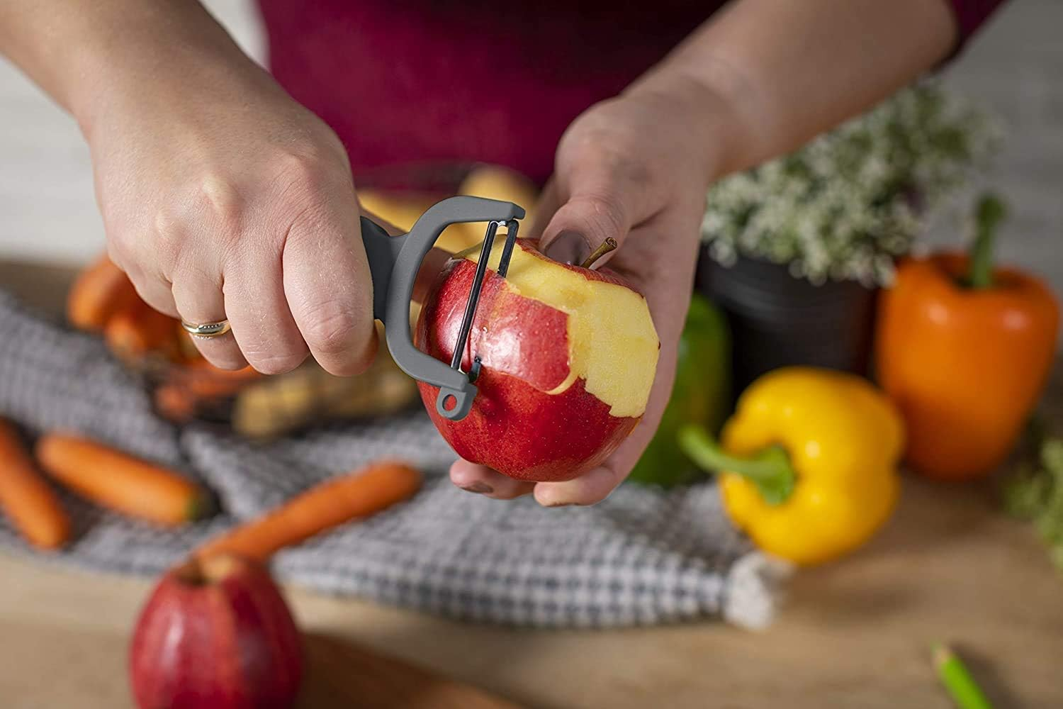 Kuhn Rikon Potato Peelers (Set of 3) with Steel Blade. Vegetable Peeler. Veg Peeler. Potato Peelers for Kitchen. Light Speed Peeler. Apple Peeler &ndash; 3 Year Kuhn Rikon Kitchen Accessories Guarantee image number 5