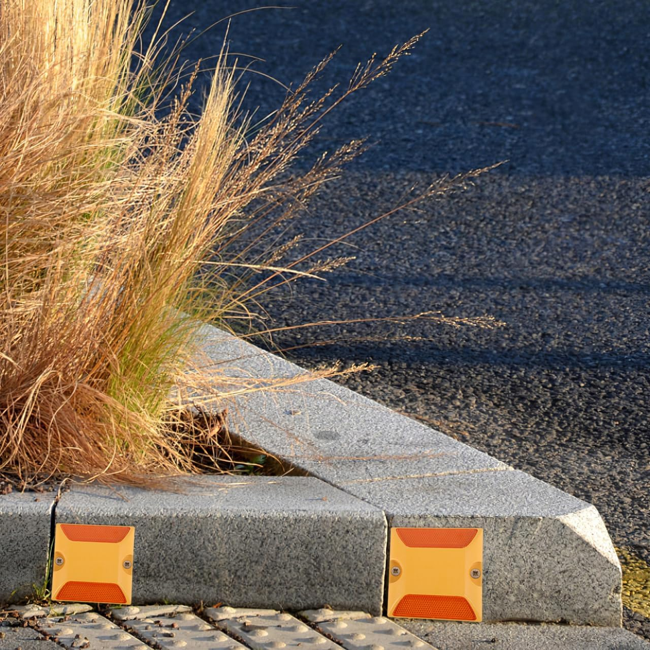 Tofficu 10Pcs Reflective Road Markers Plastic Driveway Markers Double-Sided Reflective Pavement for Traffic Safety and Speed Reduction in Parking Lots and Roads image number 5
