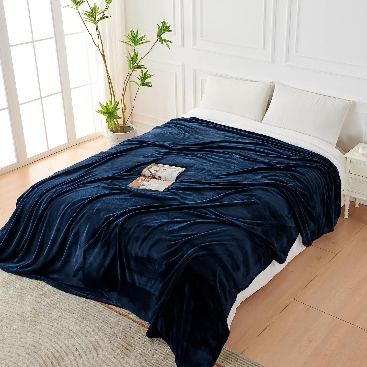 LINENOVA Fleece Blankets 152X203Cm - 300GSM Lightweight Flannel Microfiber Fuzzy Soft Cozy Blanket for Bed, Sofa, Couch, Travel, Camping (Navy)