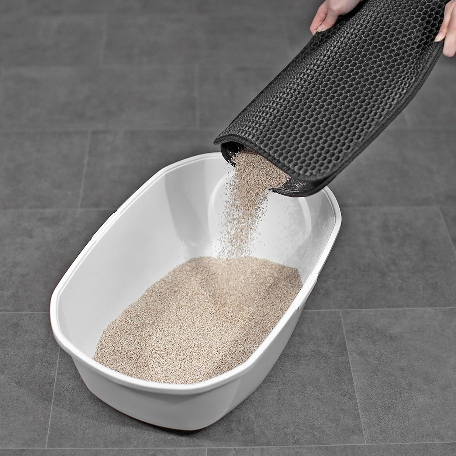 Lionto Cat Litter Mat for Cat Litter Tray with Non-Slip Coating, 61 X 38 X 1.3 Cm, Cat Litter Mat, Waterproof & Easy to Clean, Effective Absorption of Cat Litter in Honeycomb Design, Black image number 2