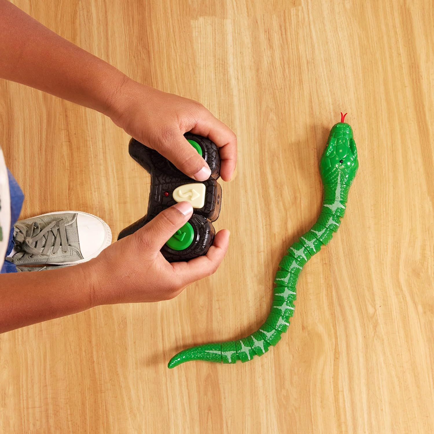 Terra by Battat &ndash; Remote Control Emerald Tree Boa Snake Toy, Realistic Moving Electronic Animal for Kids with Easy Operation, Fun Reptile Adventure, Includes Transmitter, Ages 6+ Years