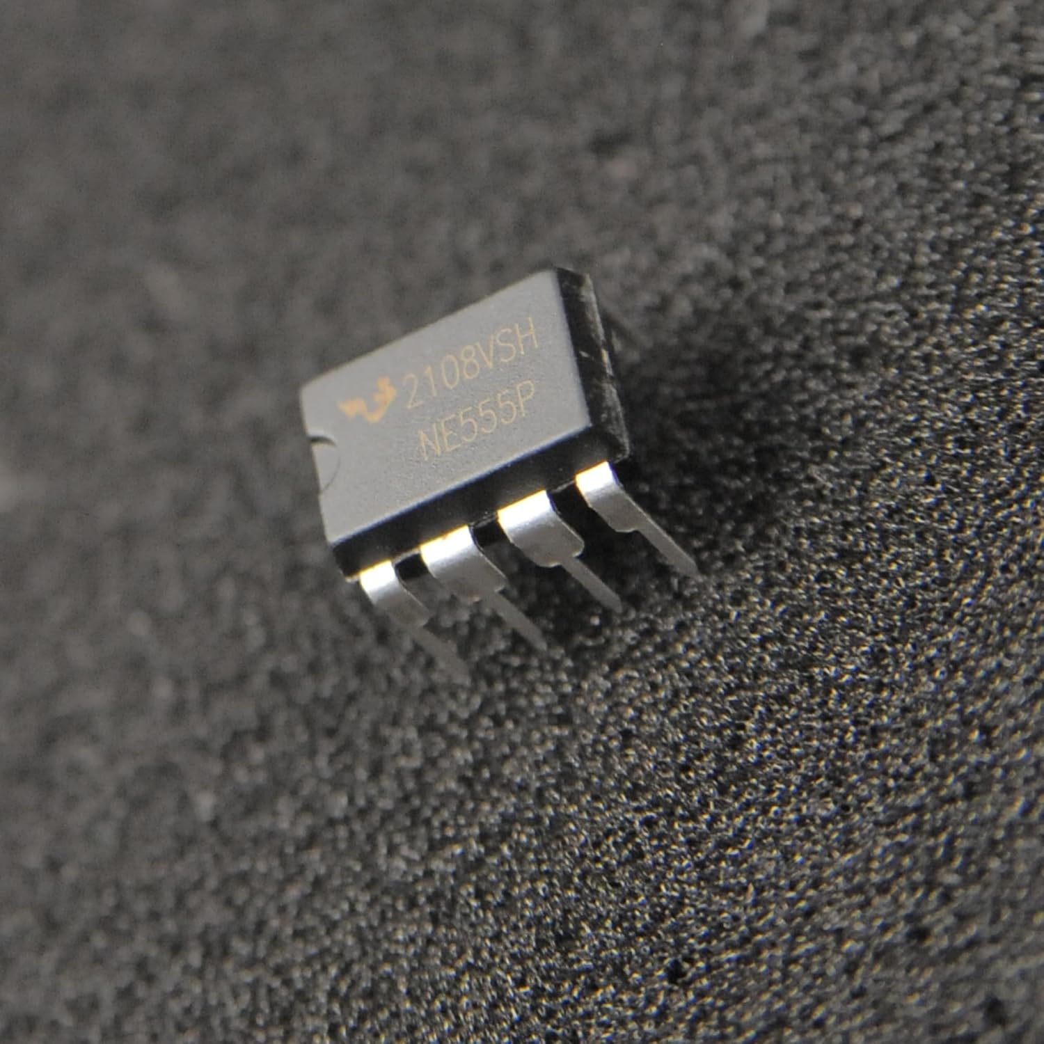 Lonely Binary 100 Pcs NE555 Timer IC DIP 8 Precision Timer 4.5V-18V 10Ma for Arduino, ESP32, Raspberry Pi Pico Projects image number 3