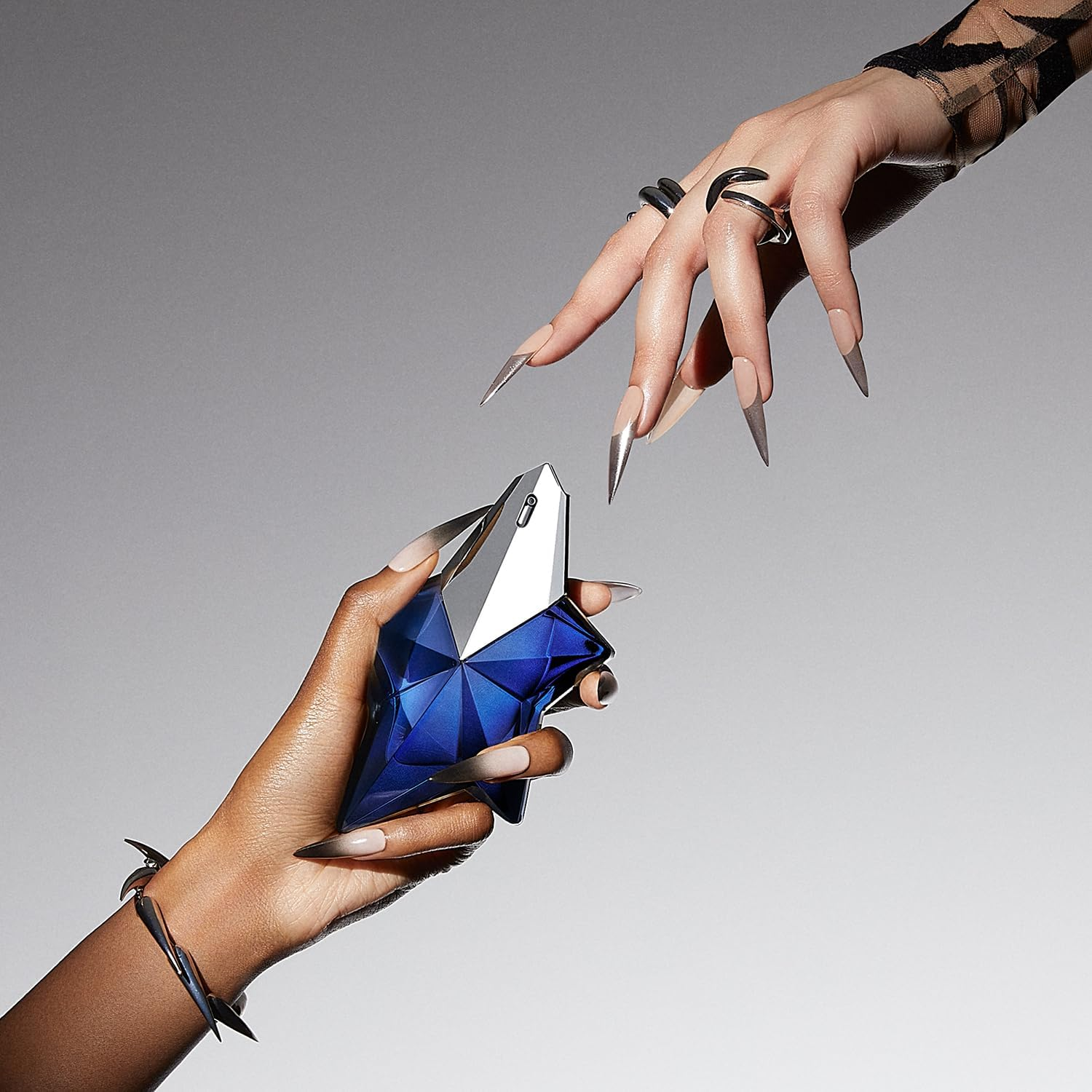 MUGLER - Angel Elixir - Eau De Parfum Florale - Women'S Perfume - Ambery Edible Fruity Scent - Vanilla Infusion - Magnetic Fragrance - Refillable - 25 ML image number 4