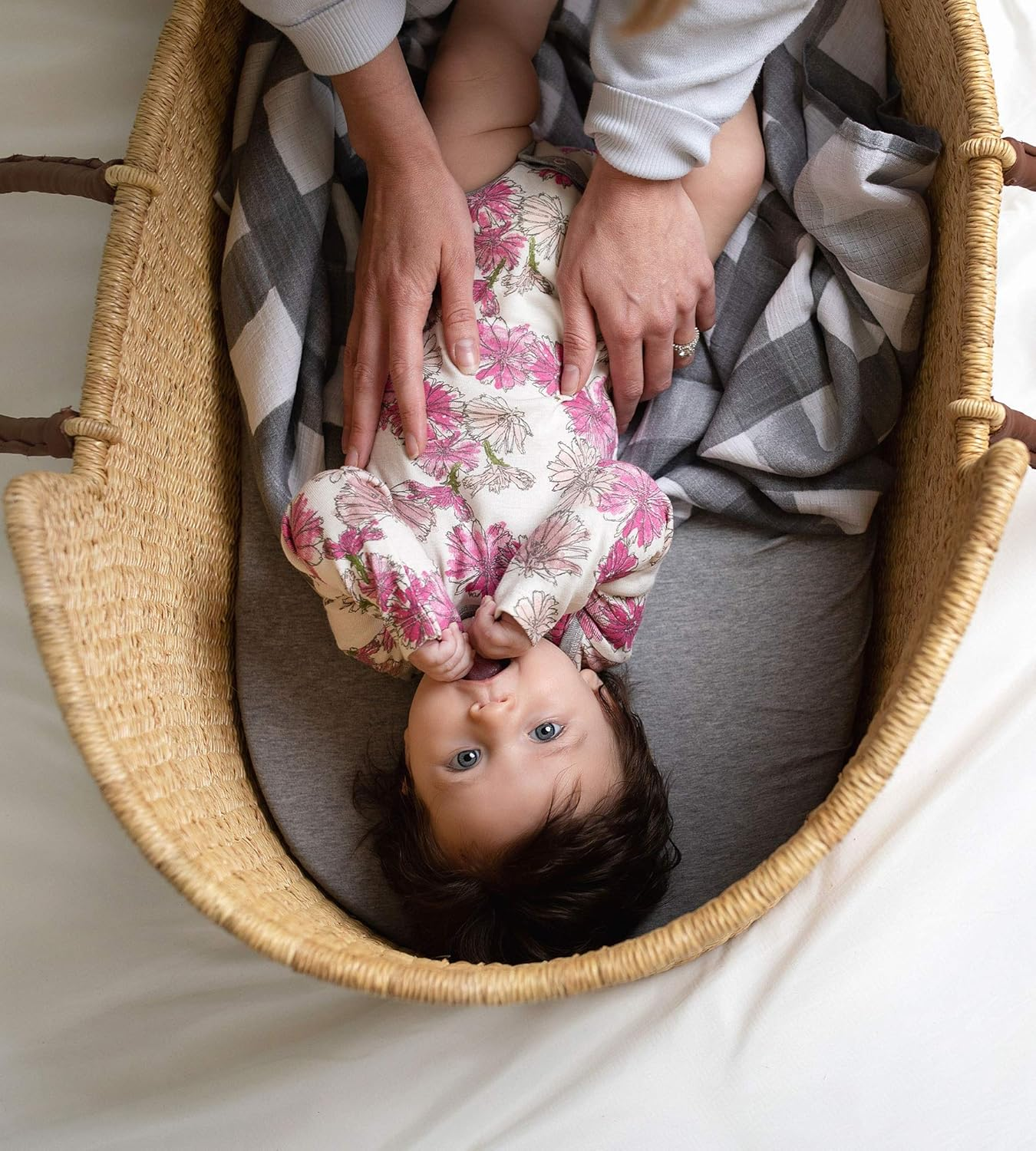 Burt'S Bees Baby - Bassinet Sheet, Fitted Unisex Boy Girl 100% Organic Jersey Cotton Bassinet Sheet for Standard Bassinet Mattress (Heather Grey/White, 2-Pack) image number 3