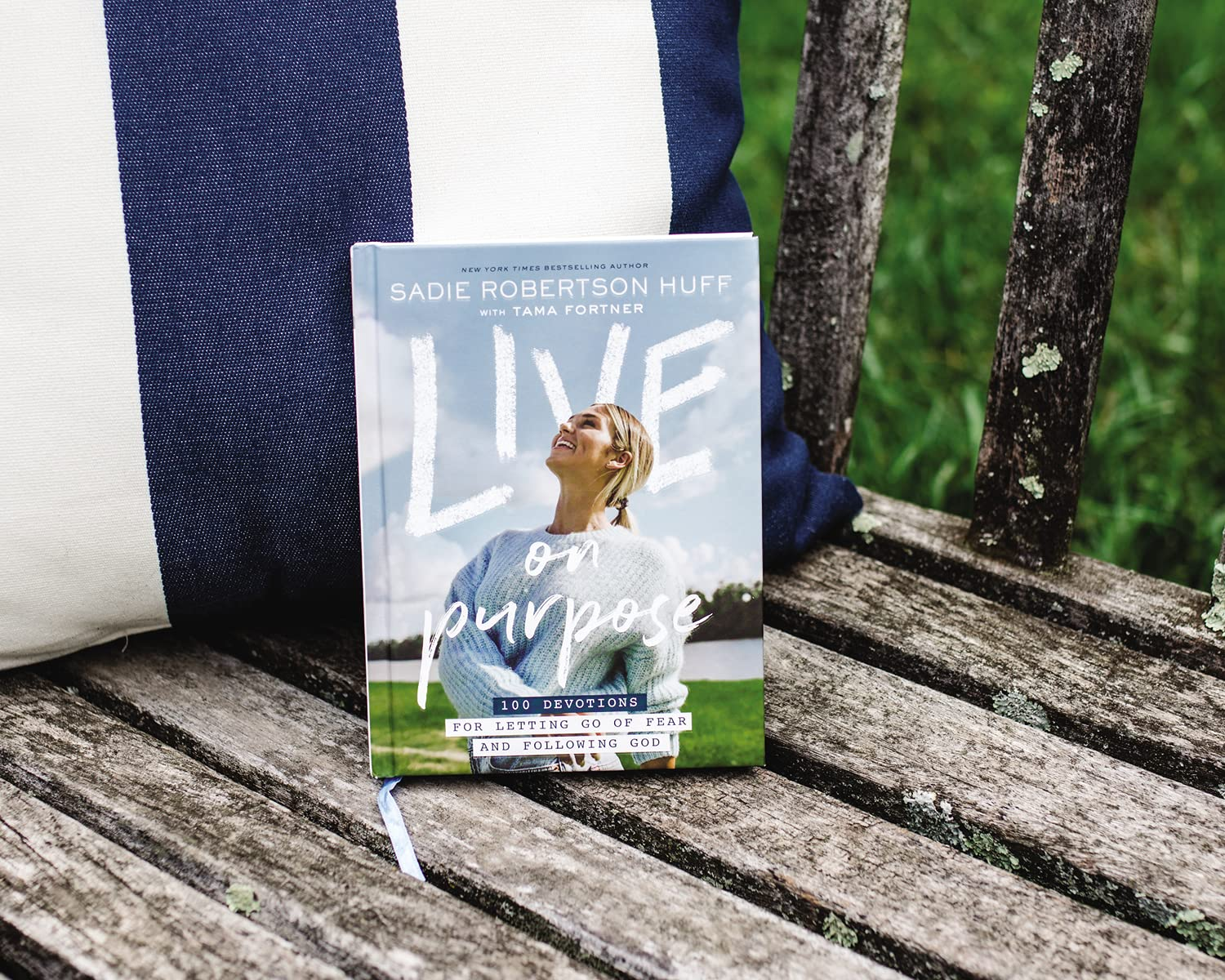 Live on Purpose: 100 Devotions for Letting Go of Fear and following God image number 2