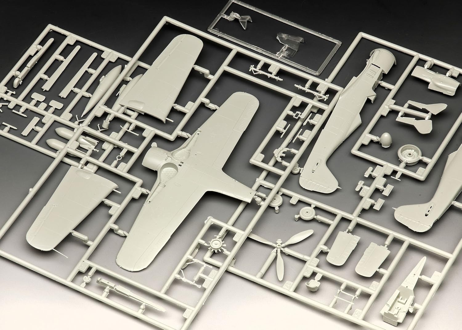 Revell 1:72 Scale Level 3 Focke Wulf Fw190 F-8 Model Kit image number 5