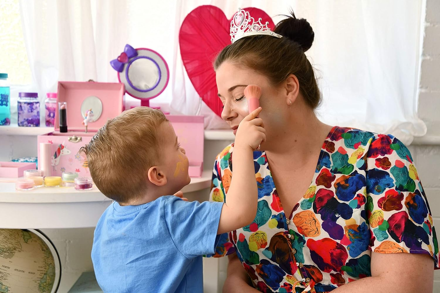 Oh Flossy FL185224 Deluxe Makeup Set image number 1