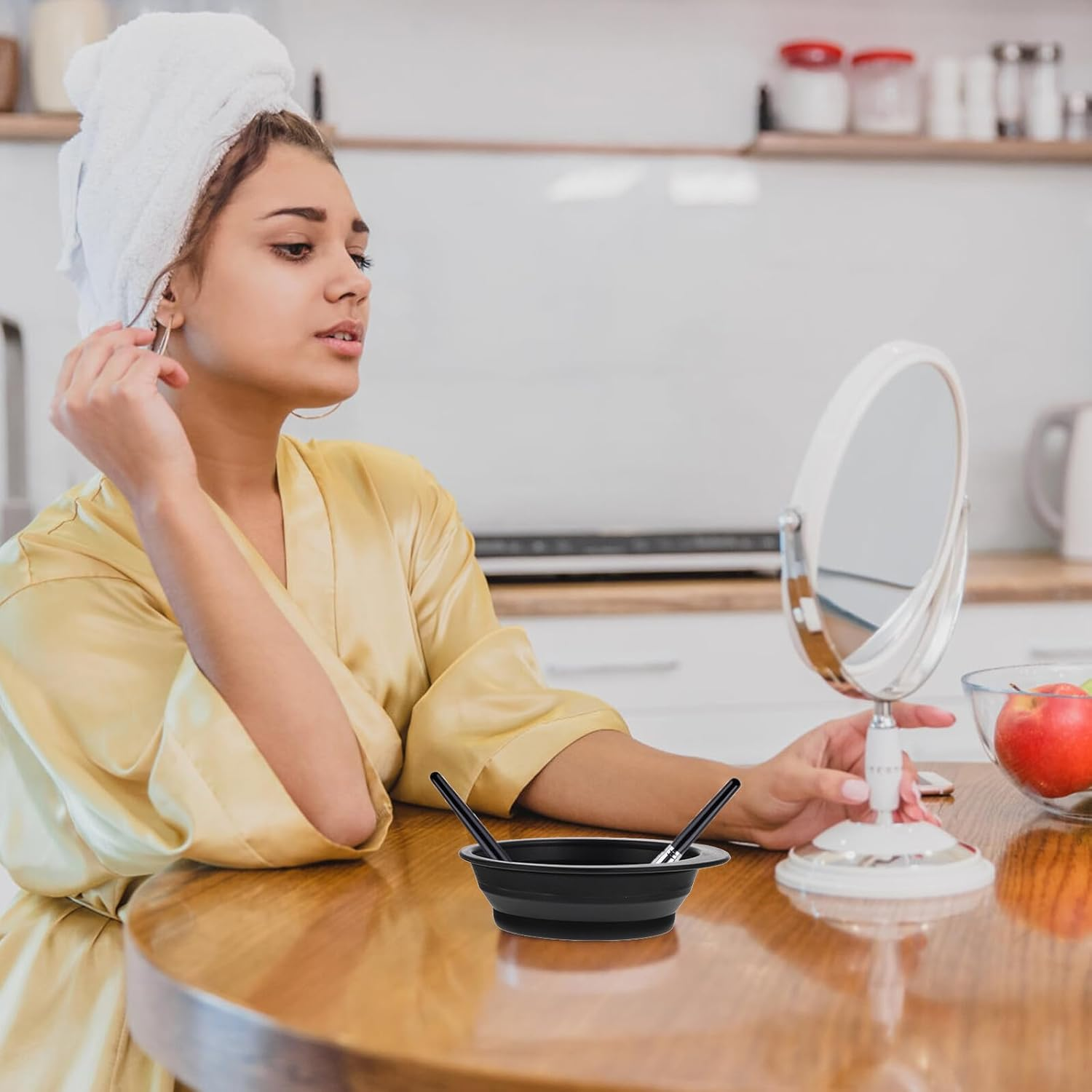 TEHAUX Portable Black Makeup Brush Cleaner Bowl Silicone Cleaning Pad and Brush Rinsing Mat for Women Suitable for Travel and Home Use image number 2