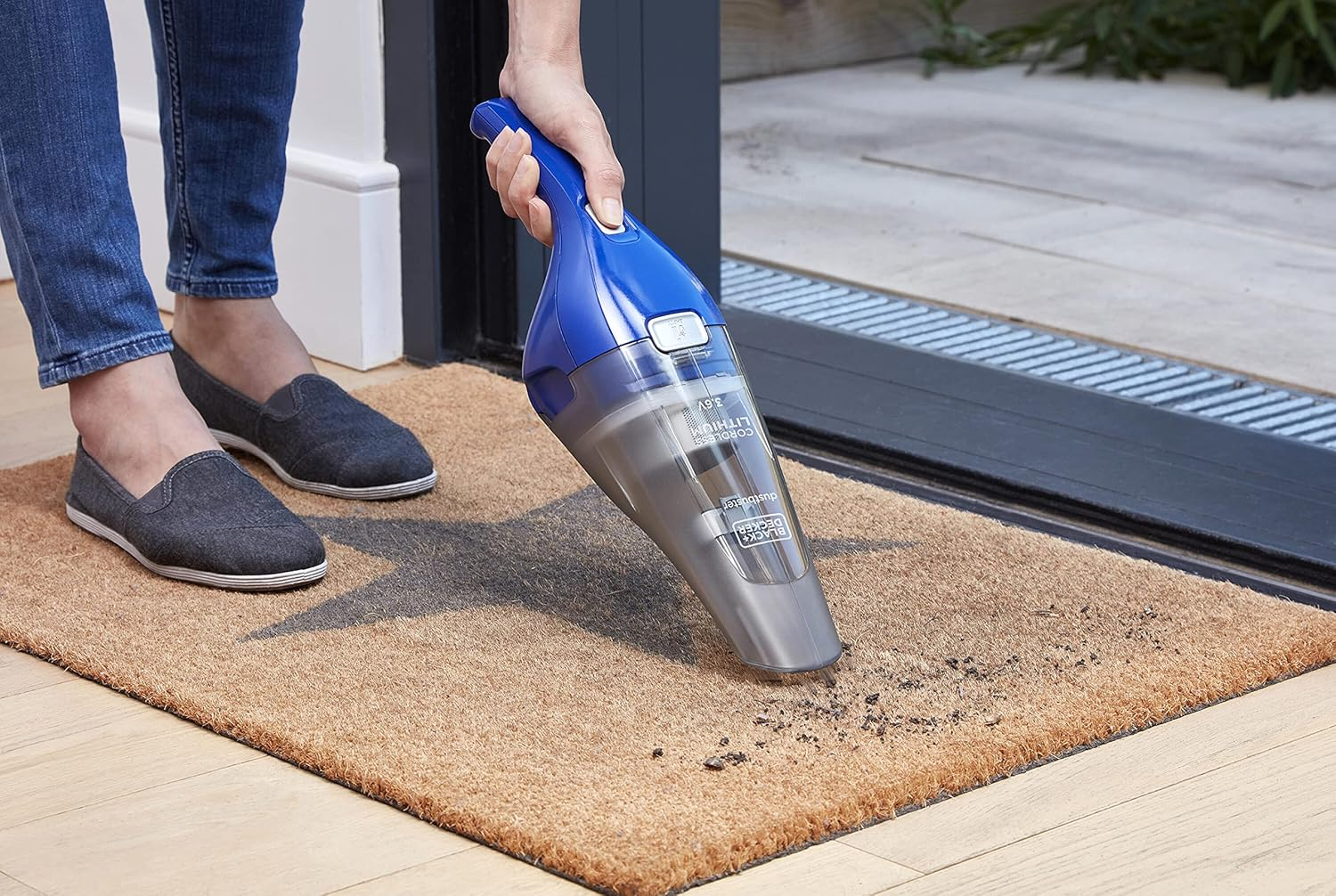 BLACK+DECKER 3.6V Lithium-Ion Cordless Dustbuster with Accessories image number 4