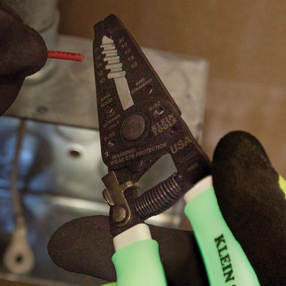 Klein Tools 11055GLW Wire Stripper/Cutter, Made in USA, Klein-Kurve Stripper/Cutter, 10-18 AWG Solid, 12-20 AWG Stranded Wire, Glow in the Dark Grips image number 4