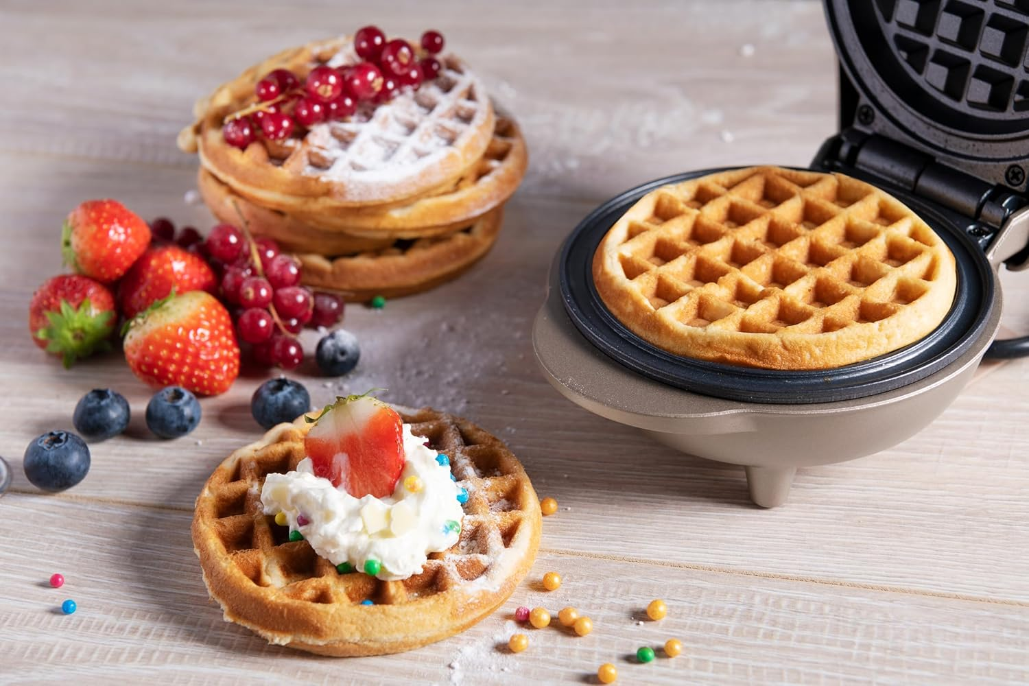 Bestron Mini Waffle Maker for Classic Waffles, Small Waffle Maker with Non-Stick Coating for Children'S Birthdays, Family Parties, Easter or Christmas, Design: Retro, Colour: Light Beige
