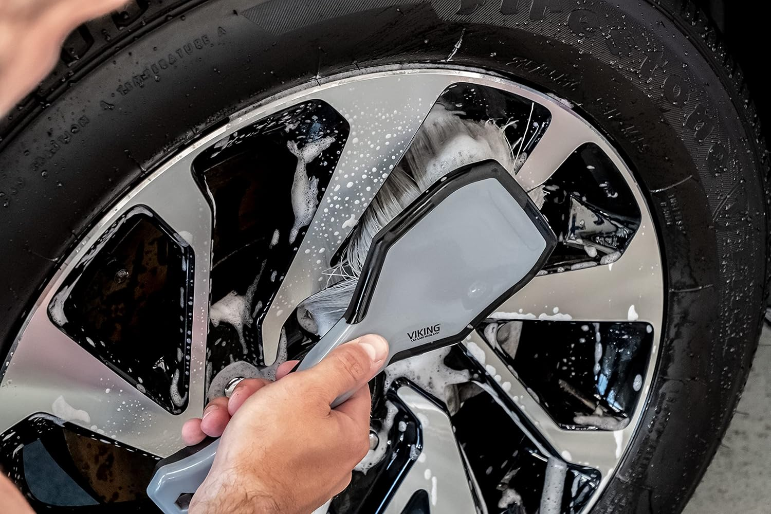 VIKING Car Wash Brush, Wheel and Fender Brush, Short Handle Tire Cleaner for Car Detailing, 10.3 Inch, Grey/Black