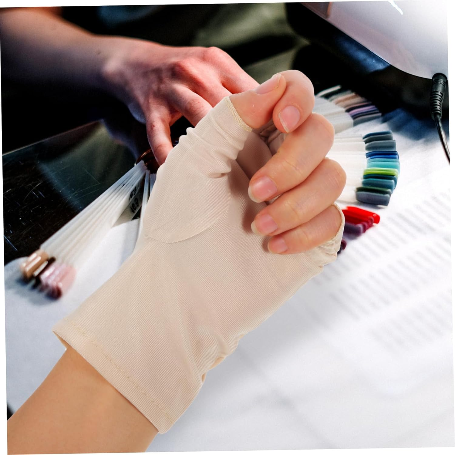 BAZEITFLOW 1Pair Fingerless UV Protection Gloves for Gel Nail Lamp UV Manicure Gloves Shield Hands from UV Rays for Nail Art and Home Use image number 2