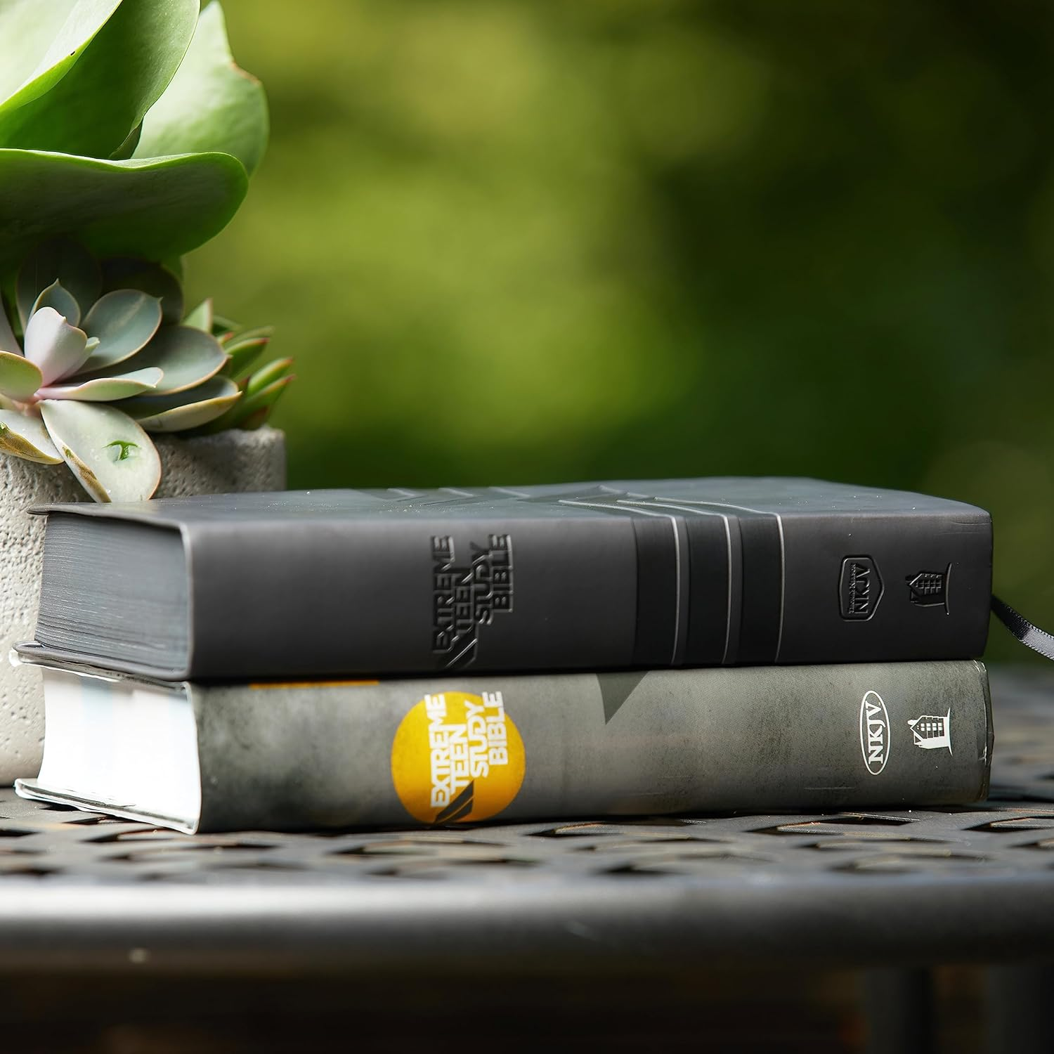 NKJV, Extreme Teen Study Bible, Leathersoft, Gray: Real Faith for Real Life image number 3