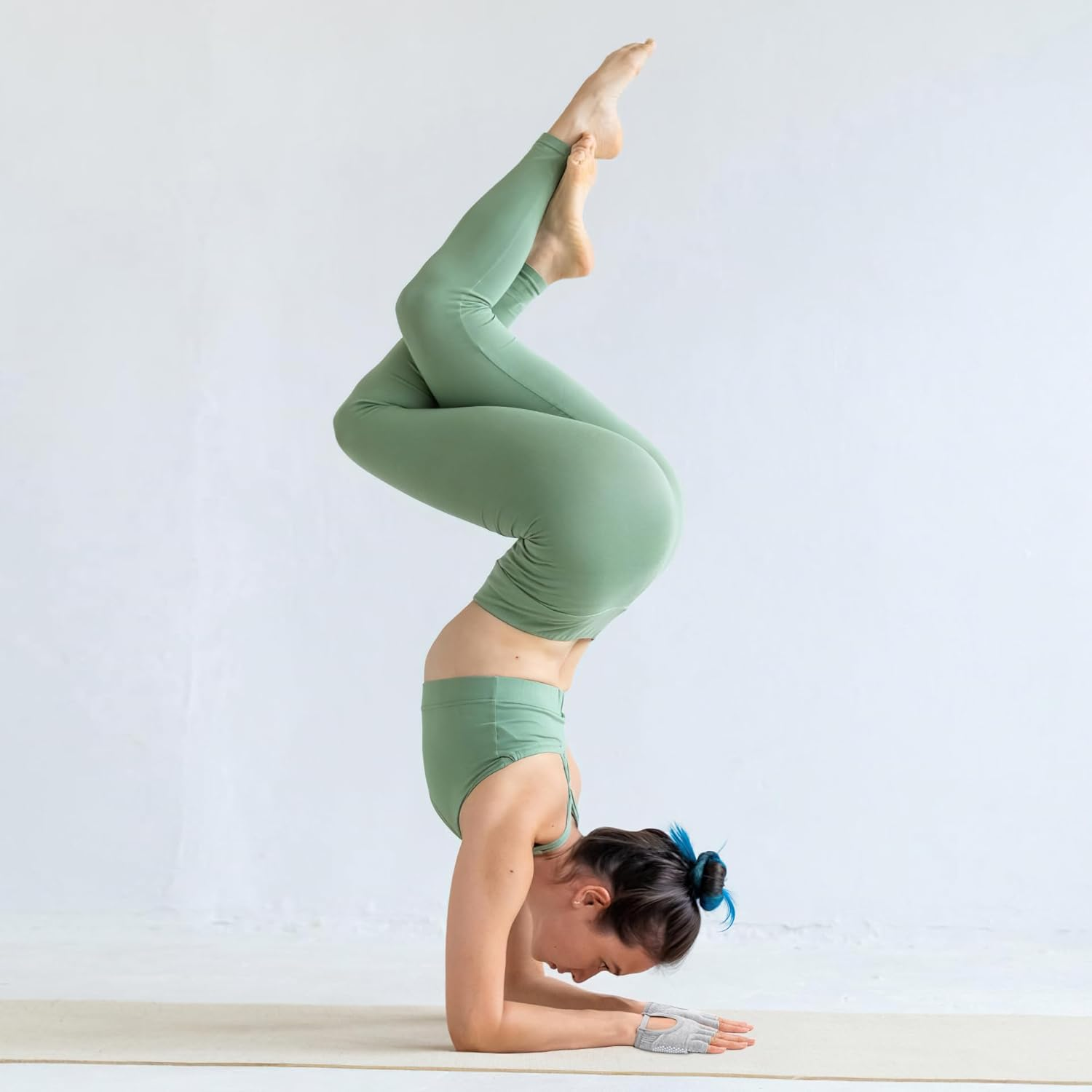 Yoga Gloves Non-Slip Breathable for Pilates and Gym - Comfortable Sweat Absorption for Women with White Silicone Dots Fingerless - Gift - Grey image number 5