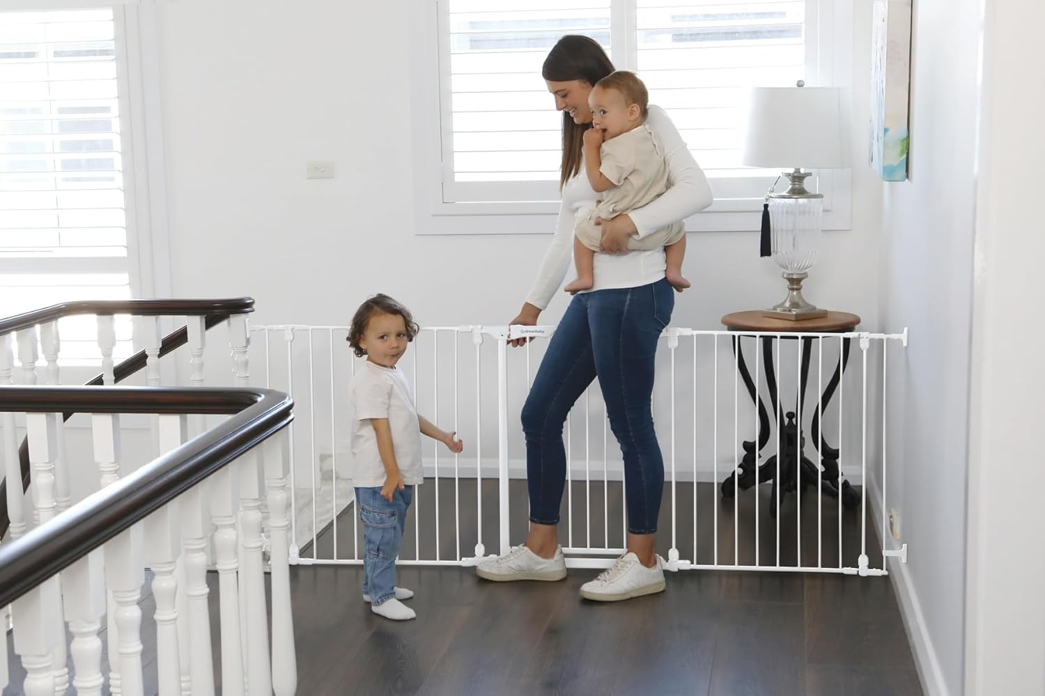 Dreambaby Newport 3-Panel Adapta Child Safety Gate - Fits Opening from 85.5-200Cm Wide. 74Cm Tall - Swings Open from Both Direction - White - Model F2022BB image number 4